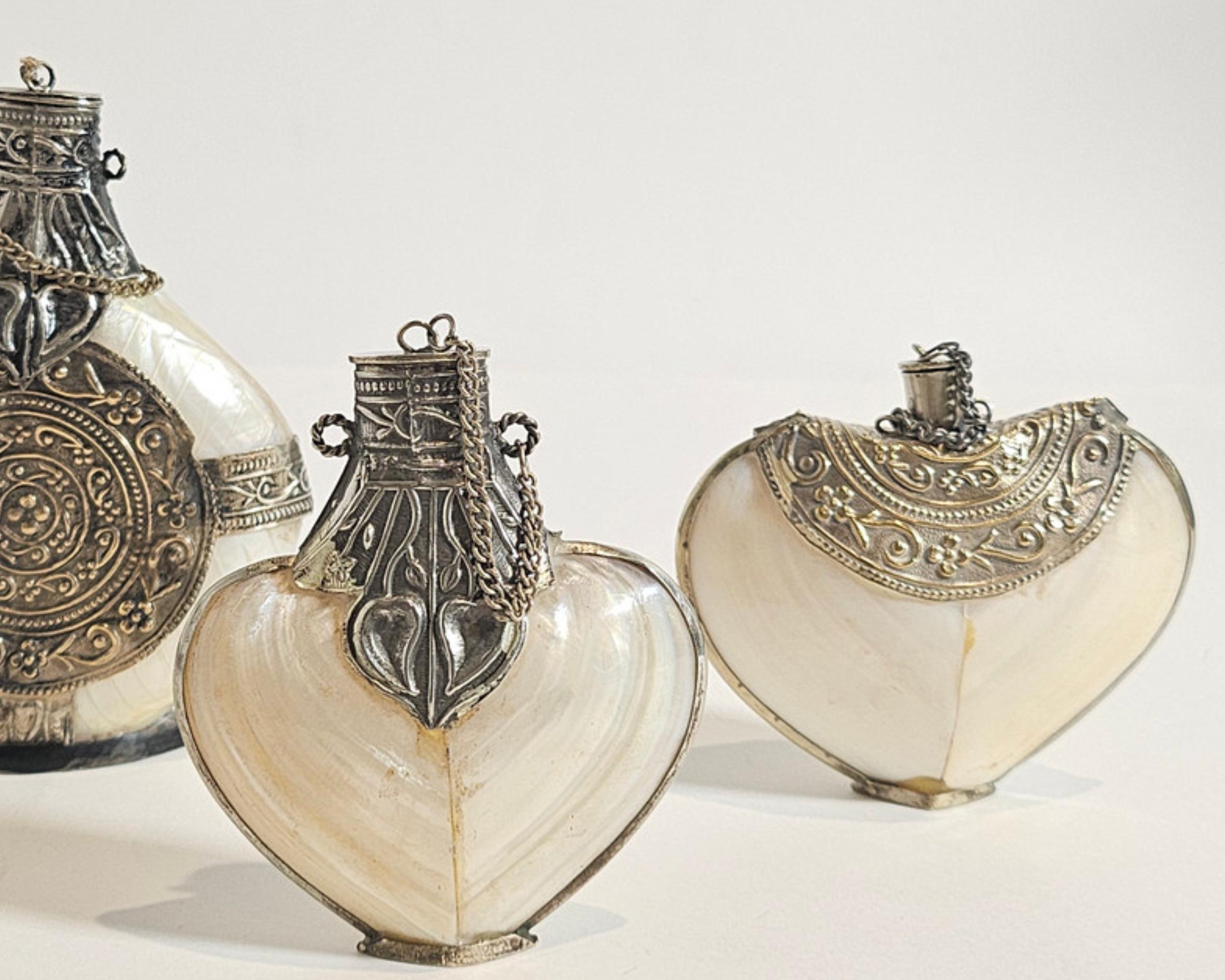 Fin du XIXe siècle Trois flacons de parfums anciens en nacre et cœur en métal argenté en vente