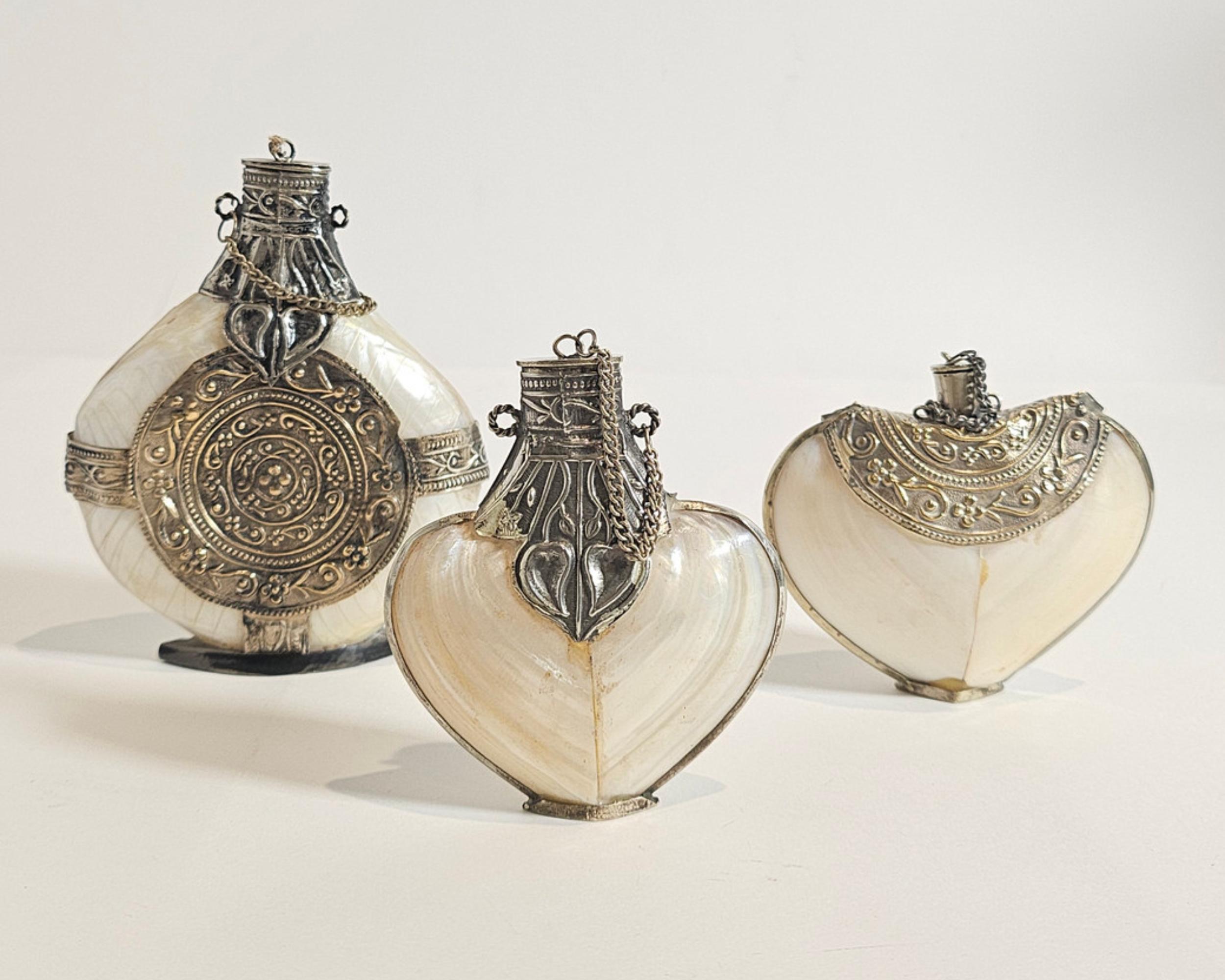 Argent Trois flacons de parfums anciens en nacre et cœur en métal argenté en vente