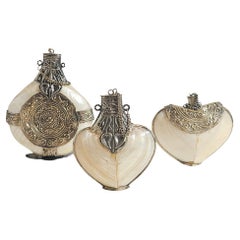 Antiguos Tres Frascos De Perfume En Madreperla Y Corazón De Metal Plateado