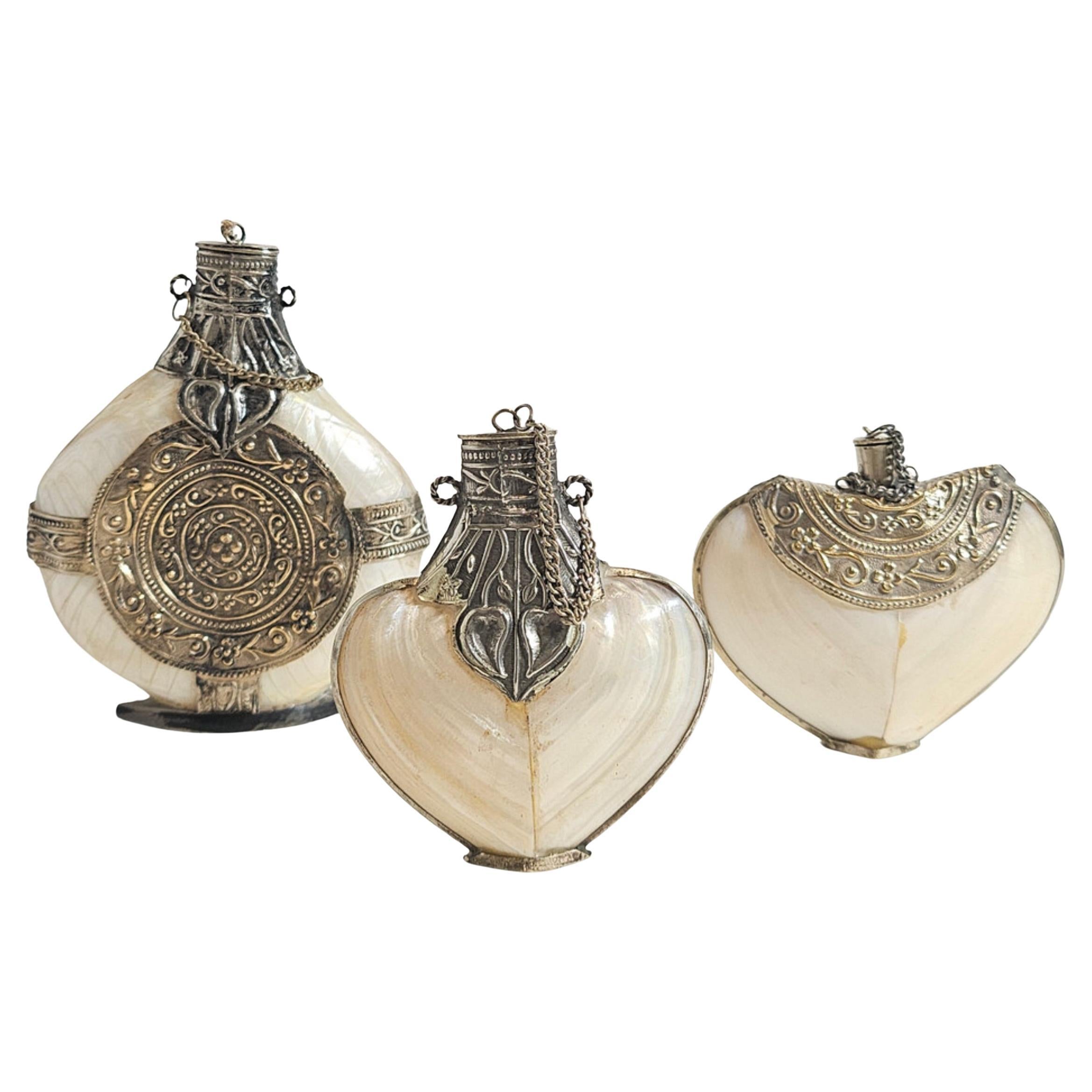 Trois flacons de parfums anciens en nacre et cœur en métal argenté en vente