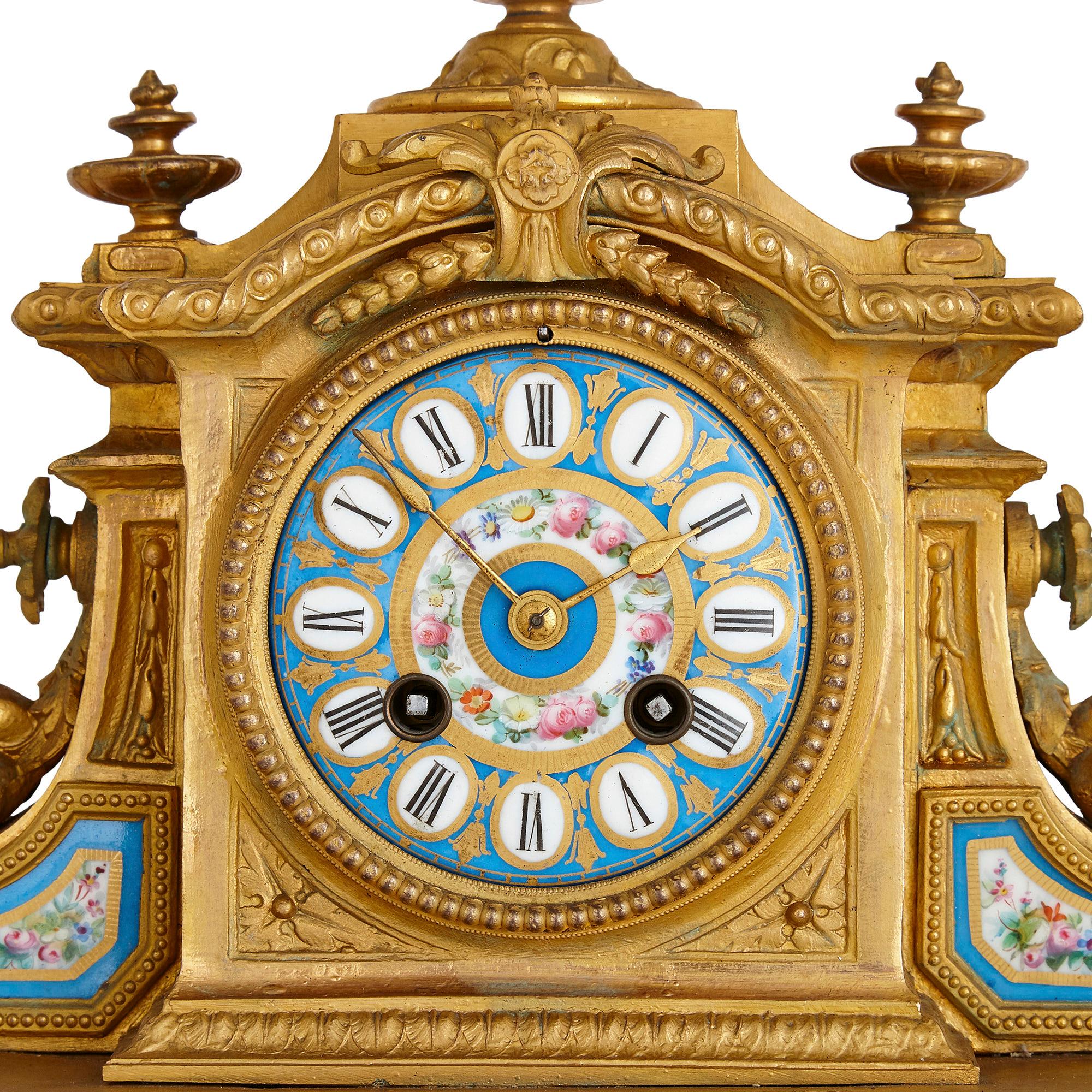 Antikes dreiteiliges Uhren- und Kandelaber-Set im Louis XV.- und Sèvres-Stil (Französisch) im Angebot