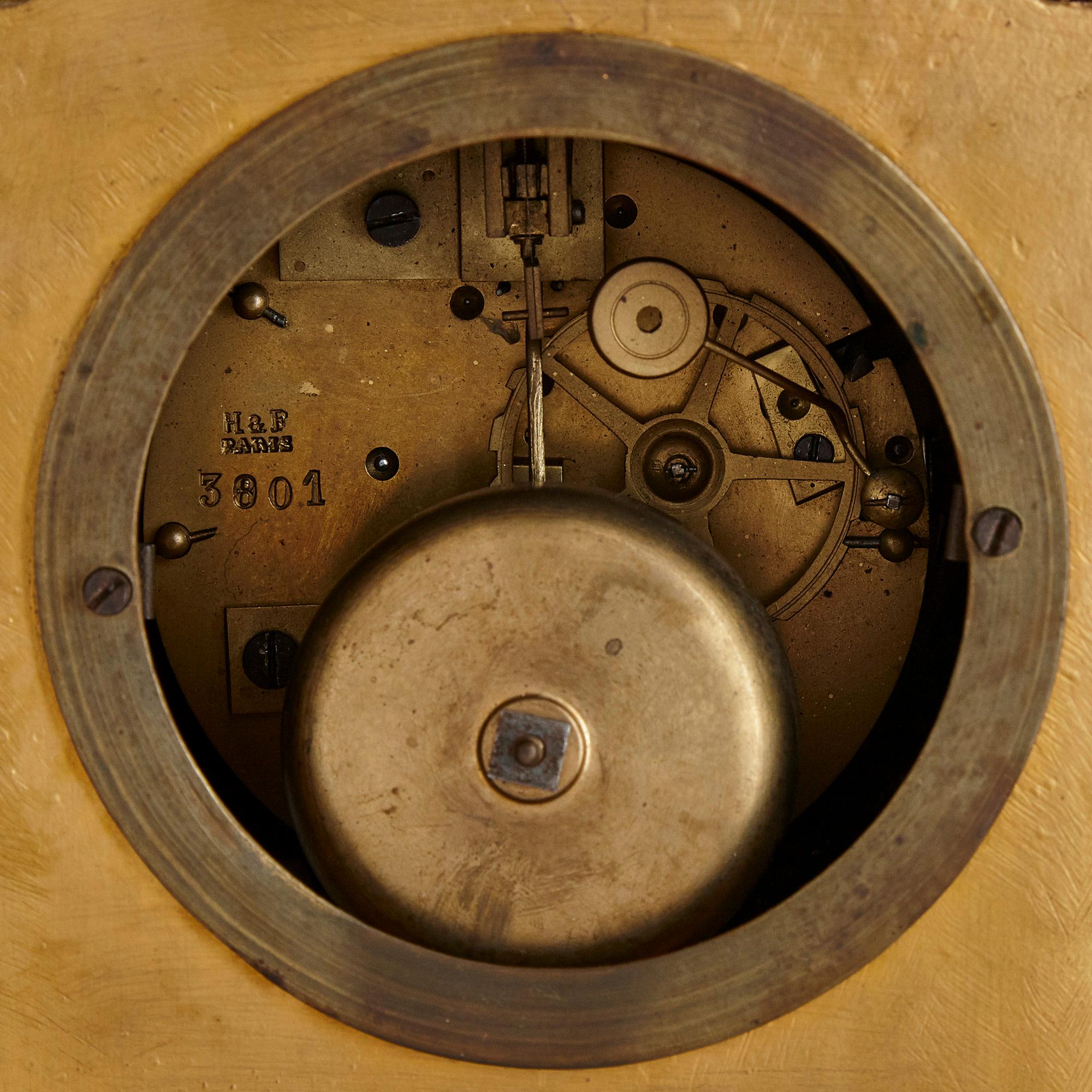 Antikes dreiteiliges Uhren- und Kandelaber-Set im Louis XV.- und Sèvres-Stil (Porzellan) im Angebot