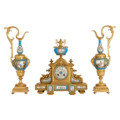 Ensemble ancien d'horloge et d'aiguières de style Louis XV et Sèvres en trois pièces