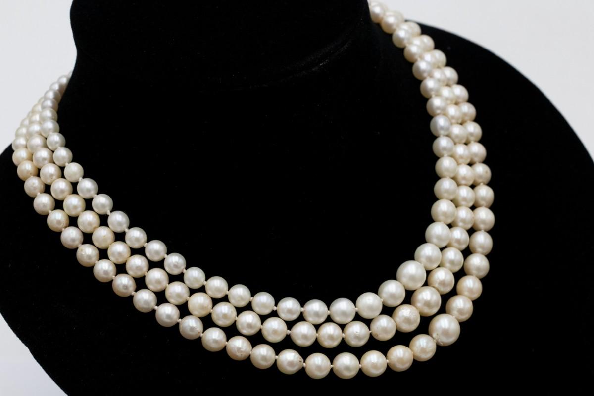 Antique three-row pearl necklace with a platinum clasp and diamonds. In Good Condition For Sale In Chorzów, PL
