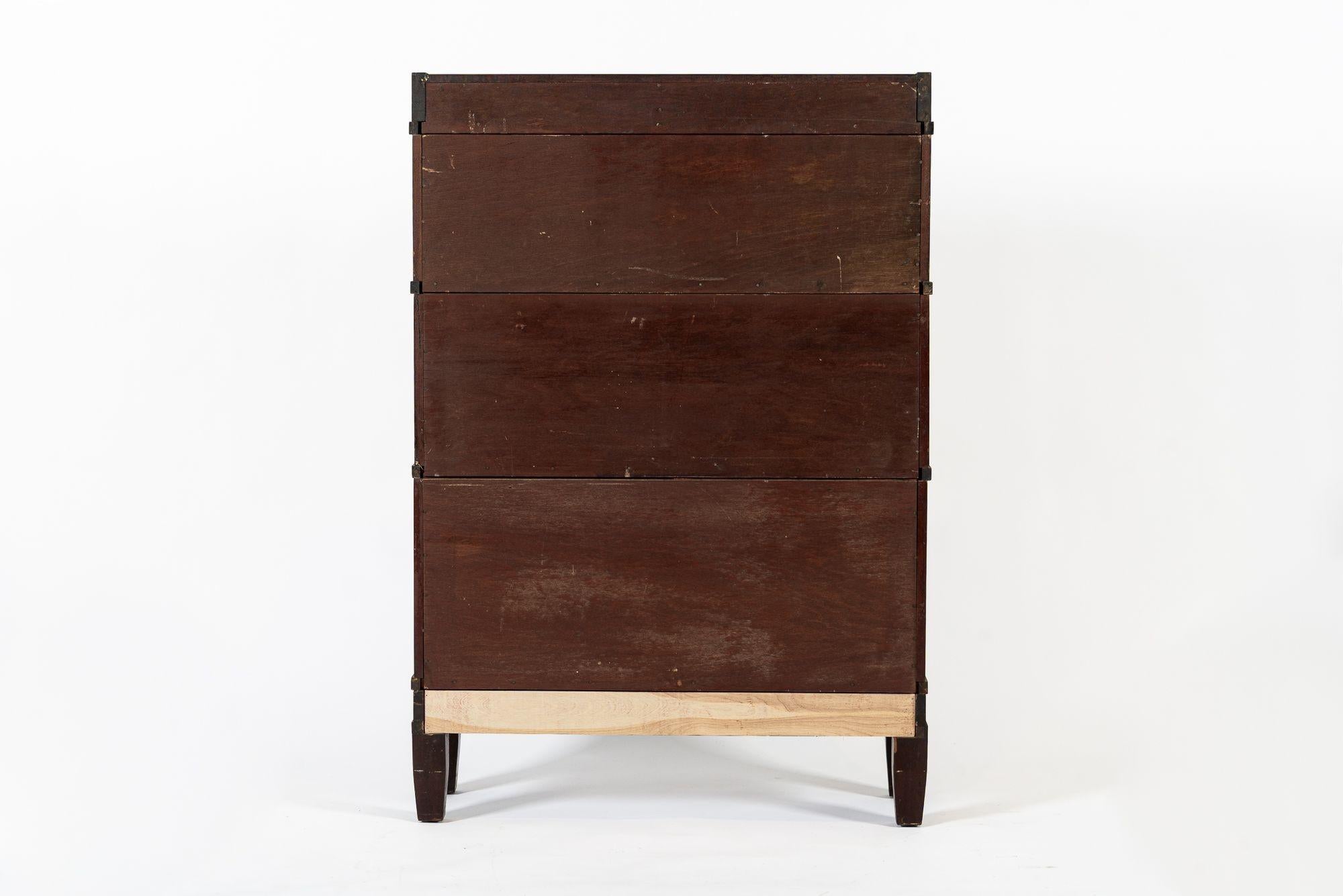 Antiguo armario librería de madera de caoba con tres estantes 3