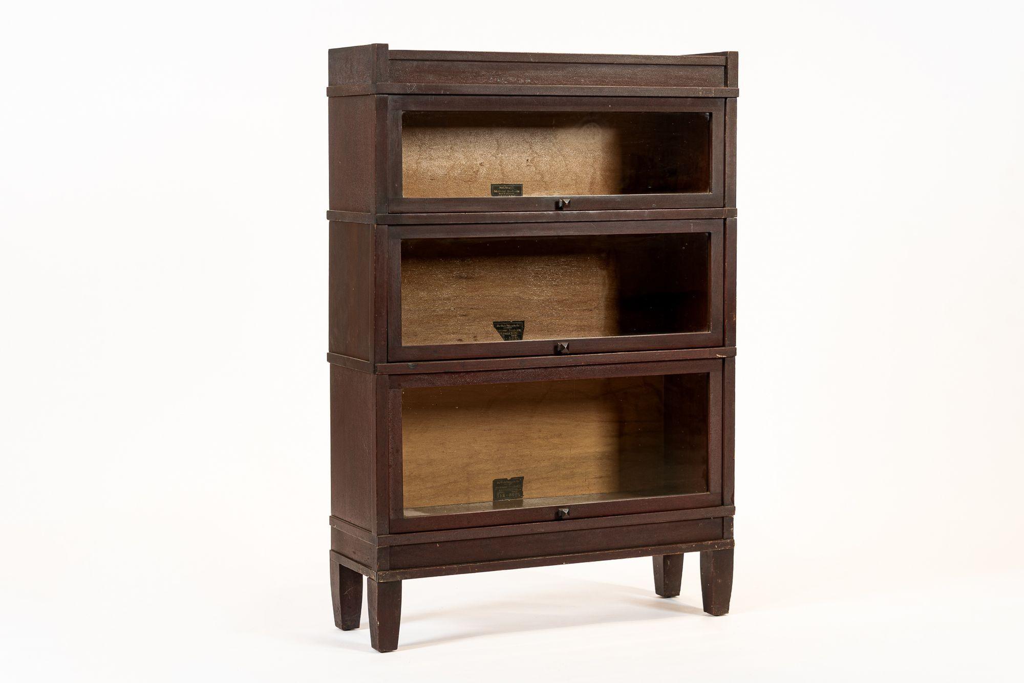 Antiguo armario librería de madera de caoba con tres estantes 4
