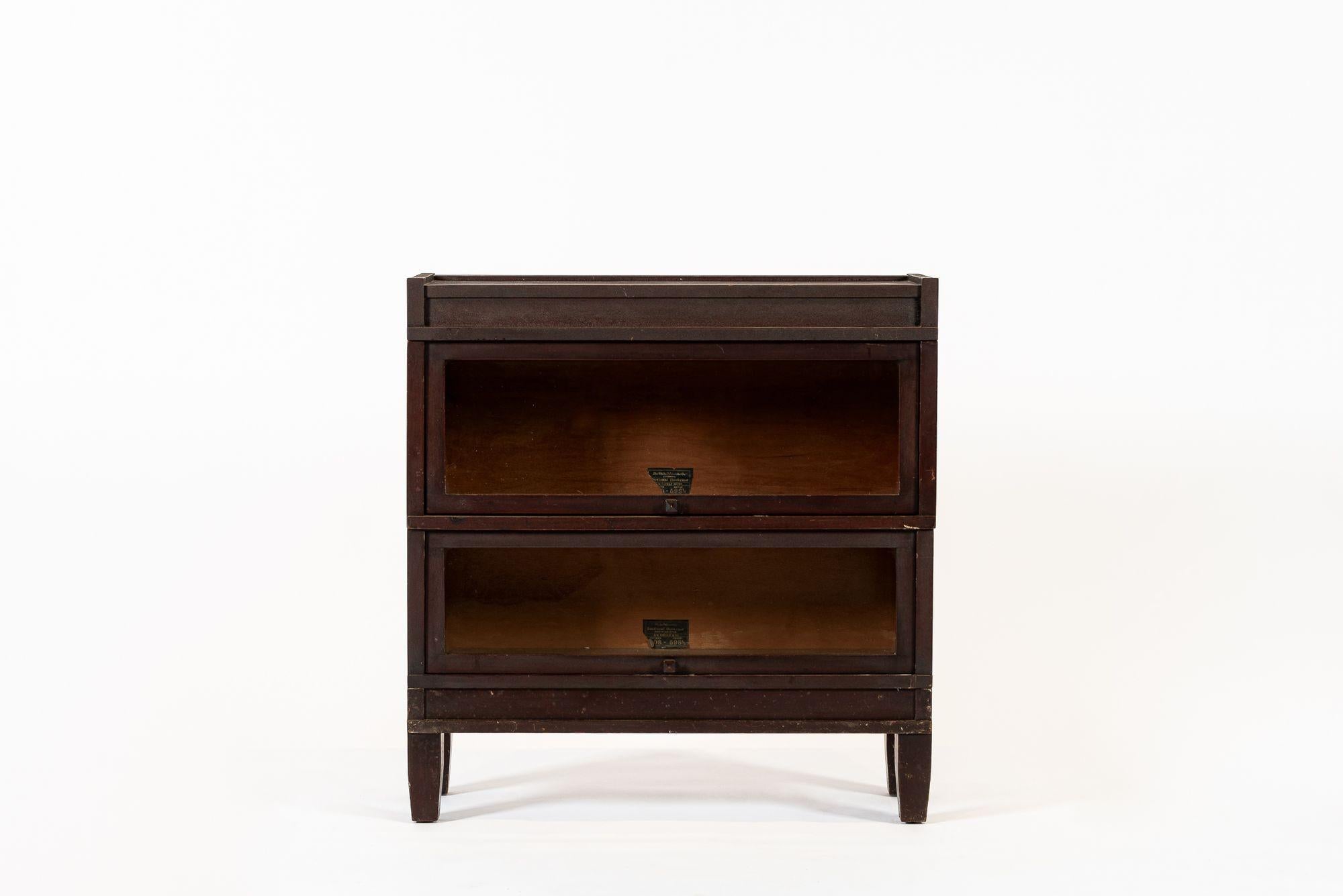 Antiguo armario librería de madera de caoba con tres estantes 5