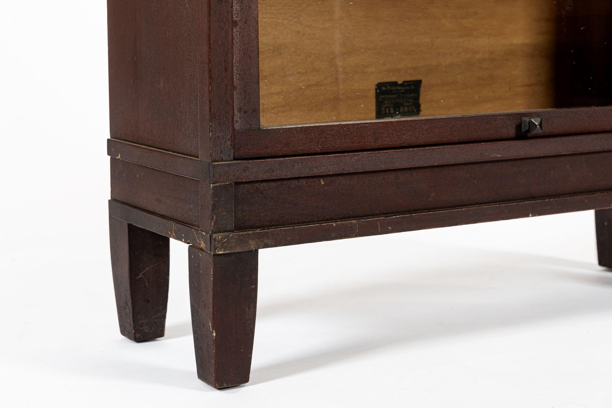 Antiguo armario librería de madera de caoba con tres estantes 7