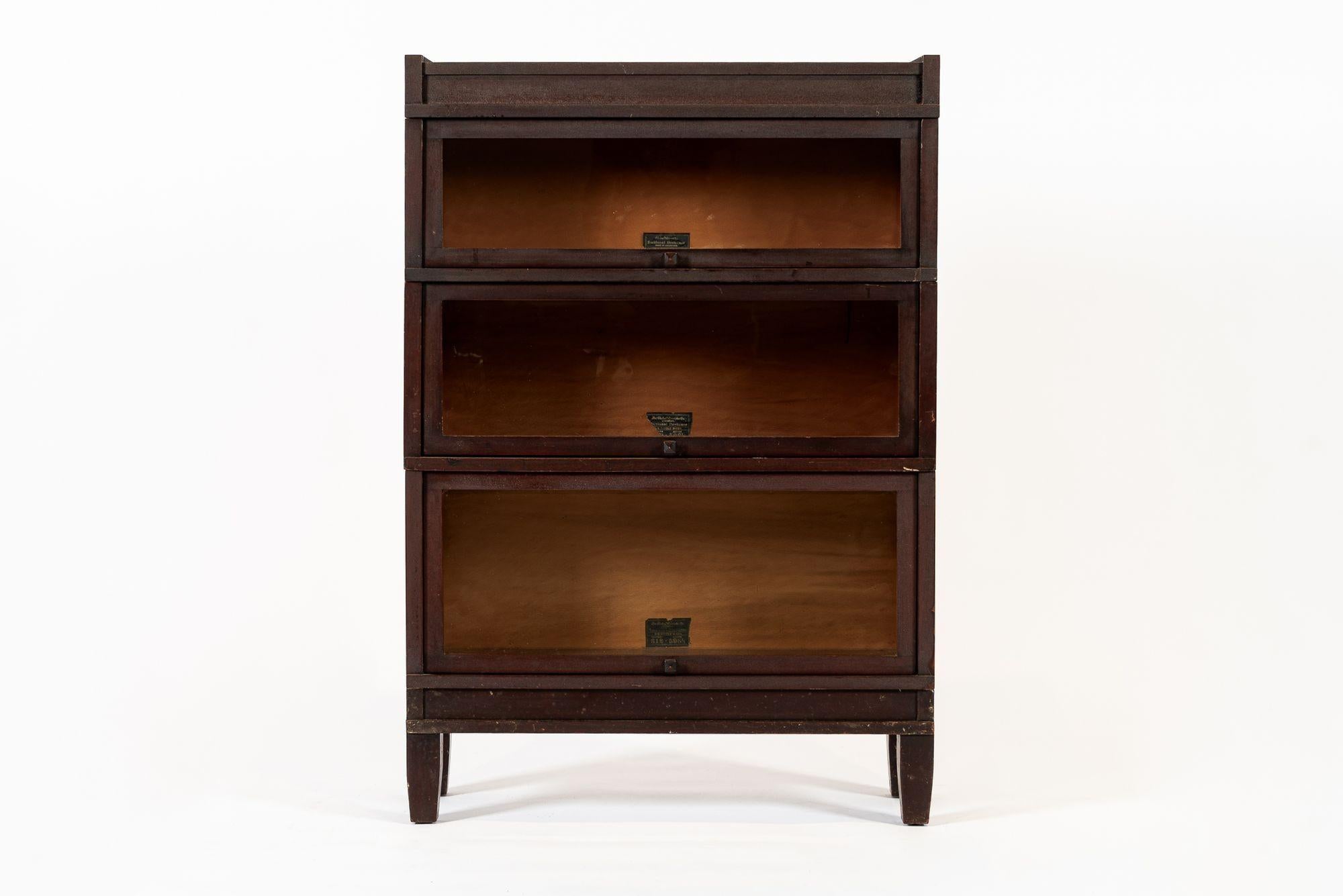 Este antiguo mueble librería de madera para abogados o barrister de estilo misión americano, de Globe Wernicke, se fabricó en Cincinnati a principios del siglo XX. Bien elaborada en madera de caoba, esta estantería modular se desmonta en cinco