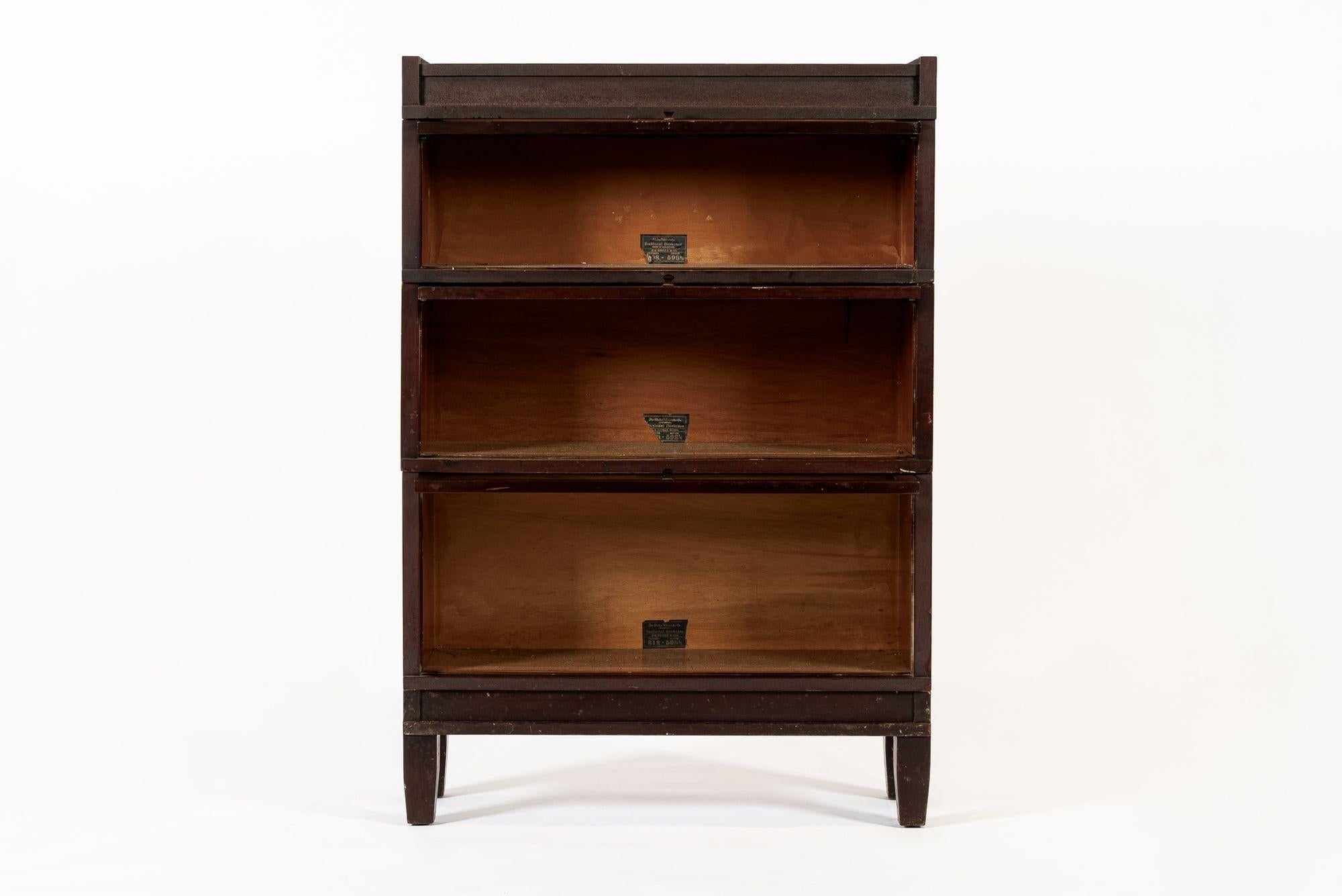 Antiguo armario librería de madera de caoba con tres estantes Misión