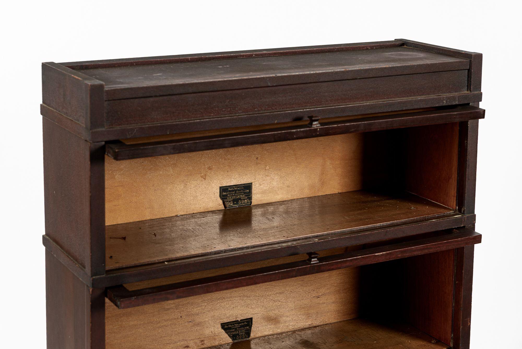 Antiguo armario librería de madera de caoba con tres estantes Estadounidense