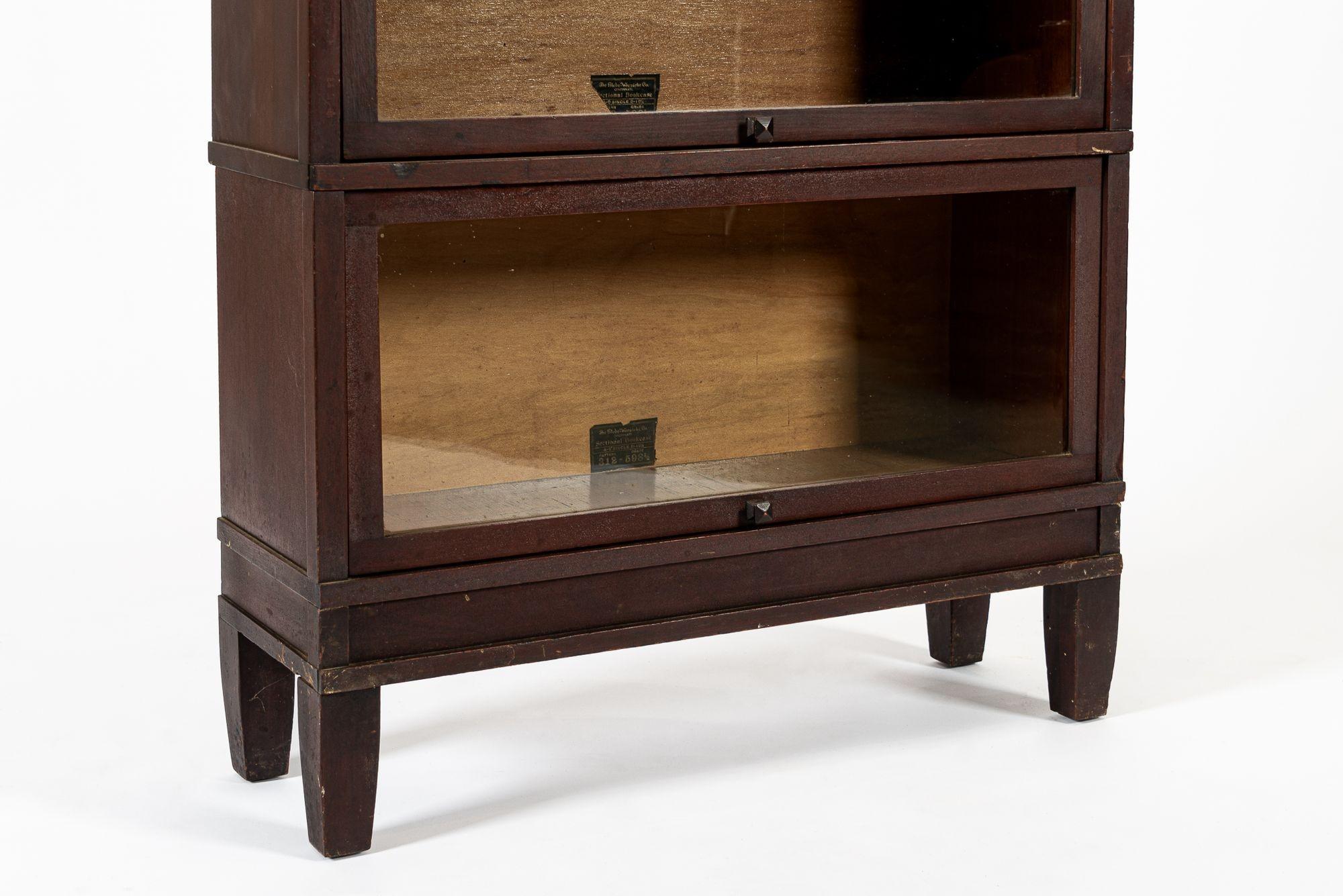 Antiguo armario librería de madera de caoba con tres estantes Metal