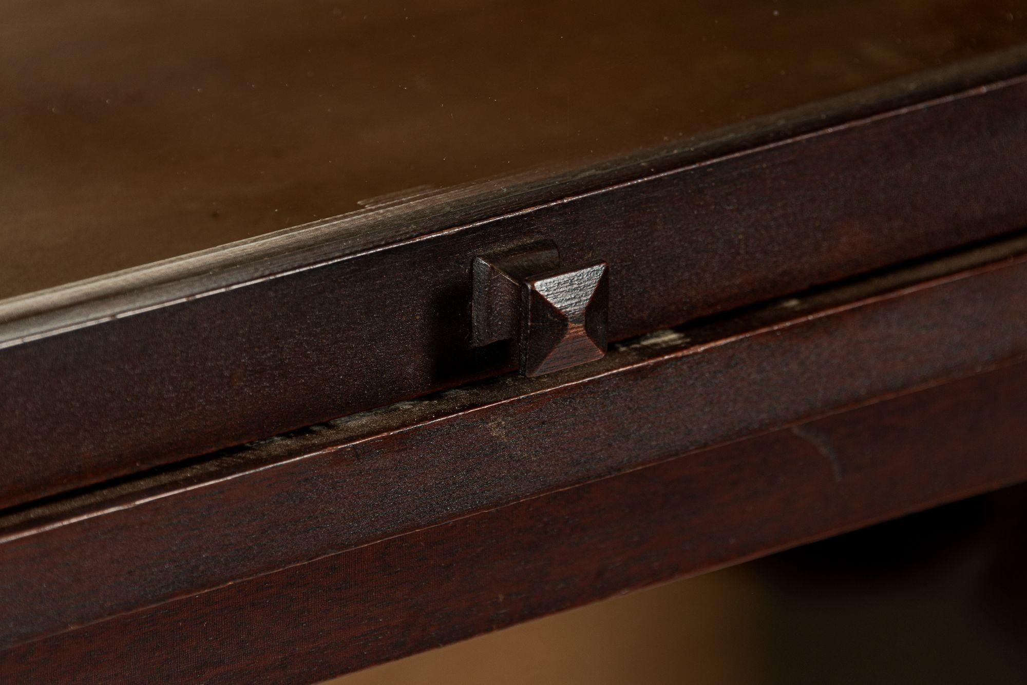 Antiguo armario librería de madera de caoba con tres estantes 1