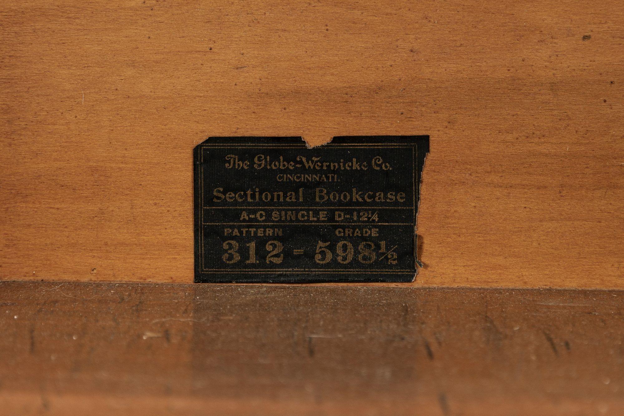 Antiguo armario librería de madera de caoba con tres estantes 2