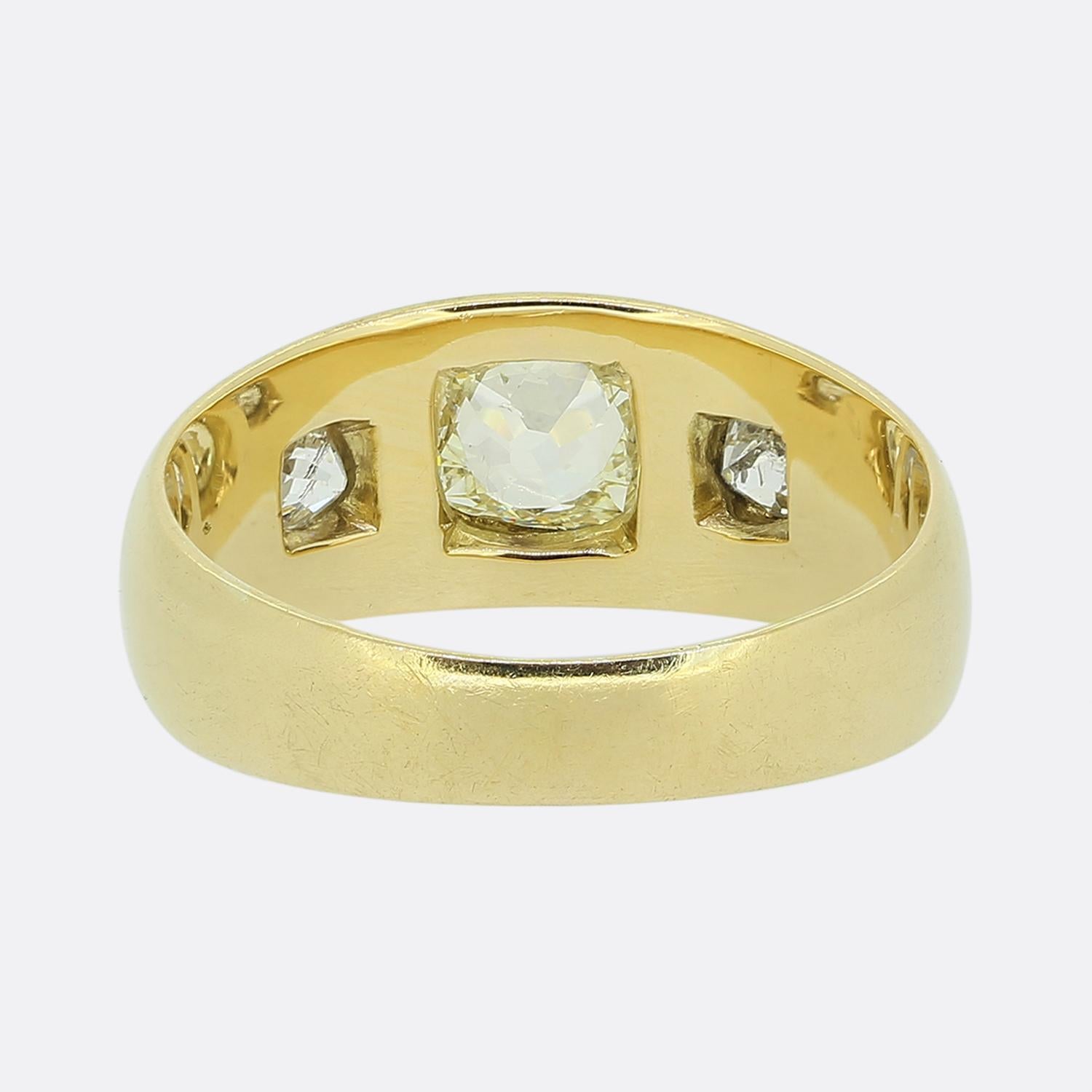 Antique Three-Stone Diamond Gypsy Ring In Good Condition For Sale In London, GB