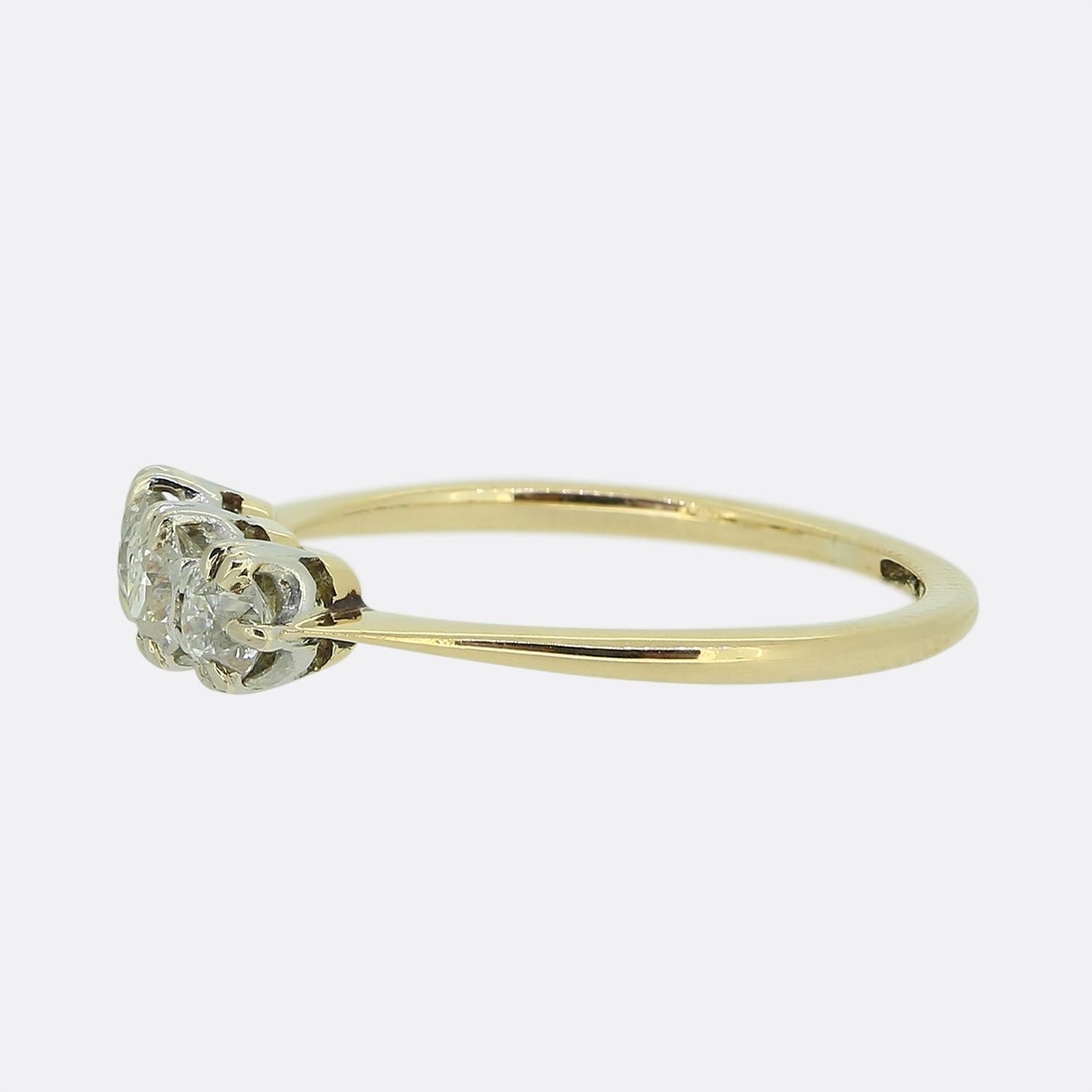 Hier haben wir einen klassisch gestalteten Dreistein-Diamantring aus den Anfängen des 20. Jahrhunderts. Dieses antike Stück wurde aus warmem 18-karätigem Gelbgold gefertigt und verfügt über drei runde, facettierte Diamanten im Altschliff, von denen
