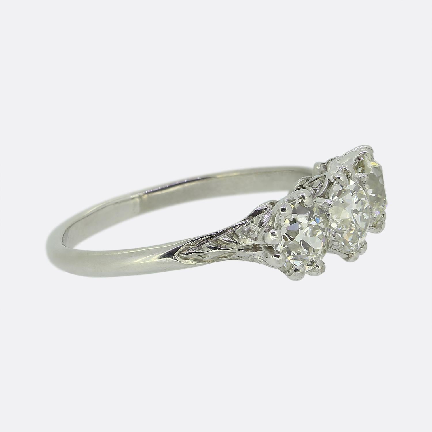 Édouardien Bague ancienne à trois pierres et diamants en vente
