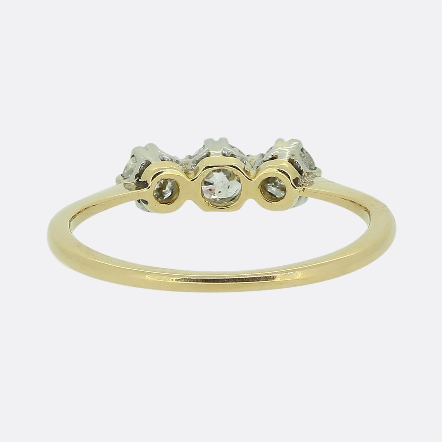 Antiker dreisteiniger Diamantring mit Diamanten (Alteuropäischer Brillantschliff)
