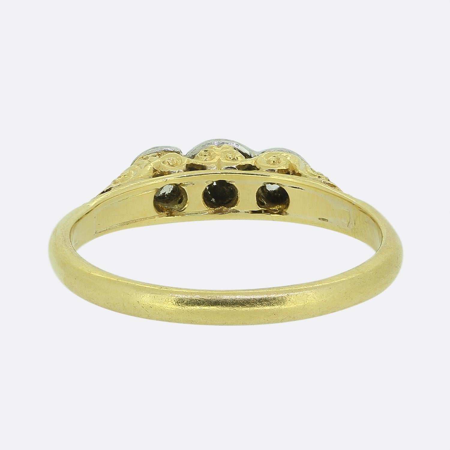 Antique Three-Stone Diamond Ring In Good Condition For Sale In London, GB