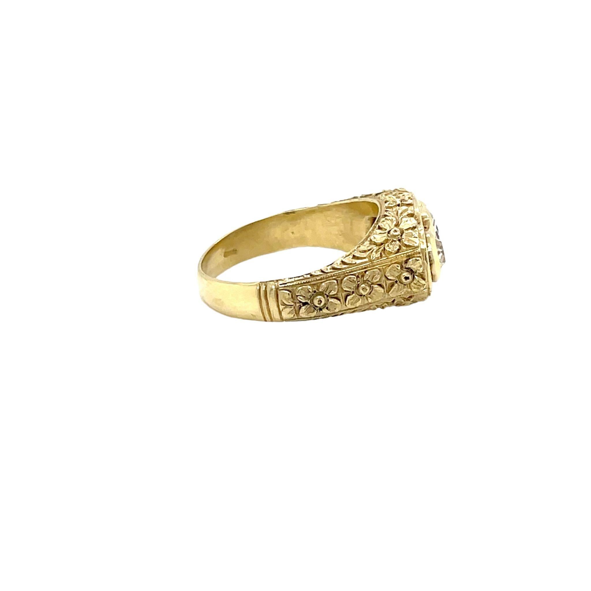 Antique Three Stones  Engraved Ring In Excellent Condition For Sale In Napoli, Italy