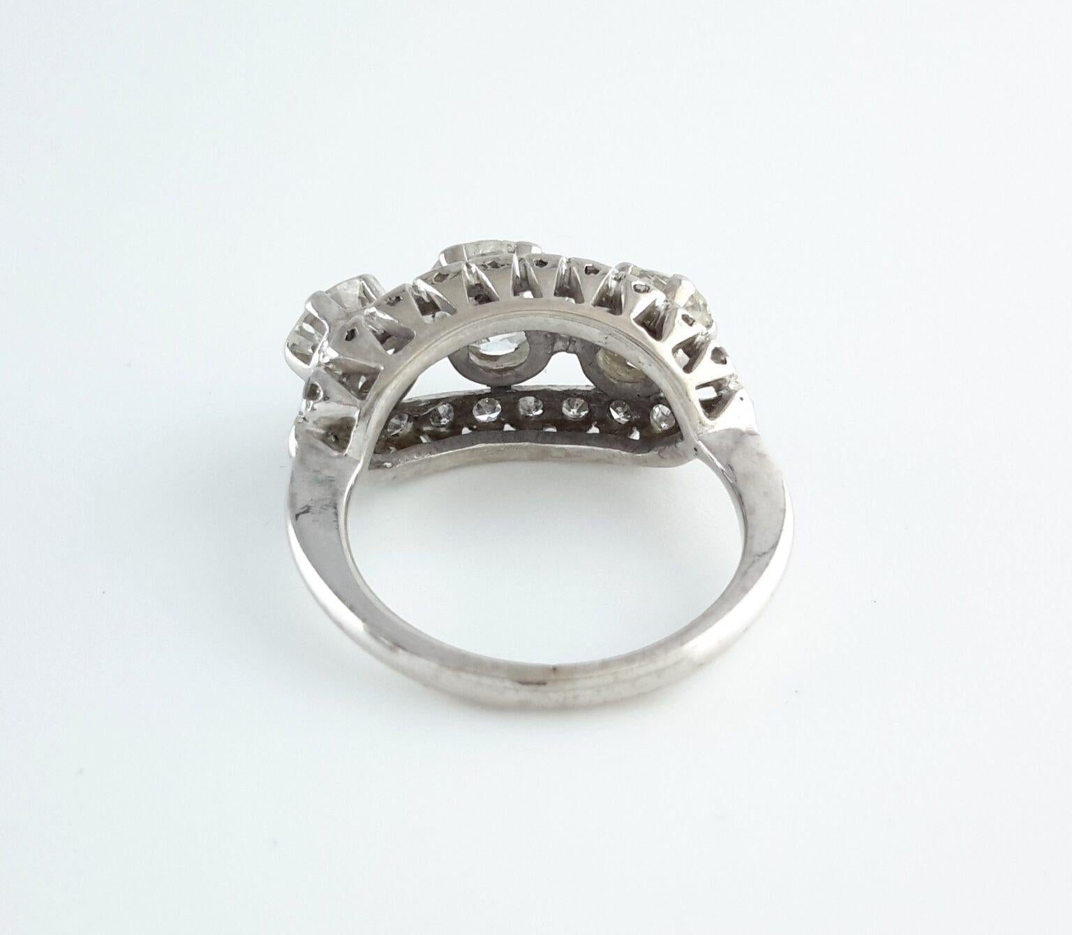 Taille vieille Europe Bague ancienne à trois pierres en diamant de taille européenne en vente