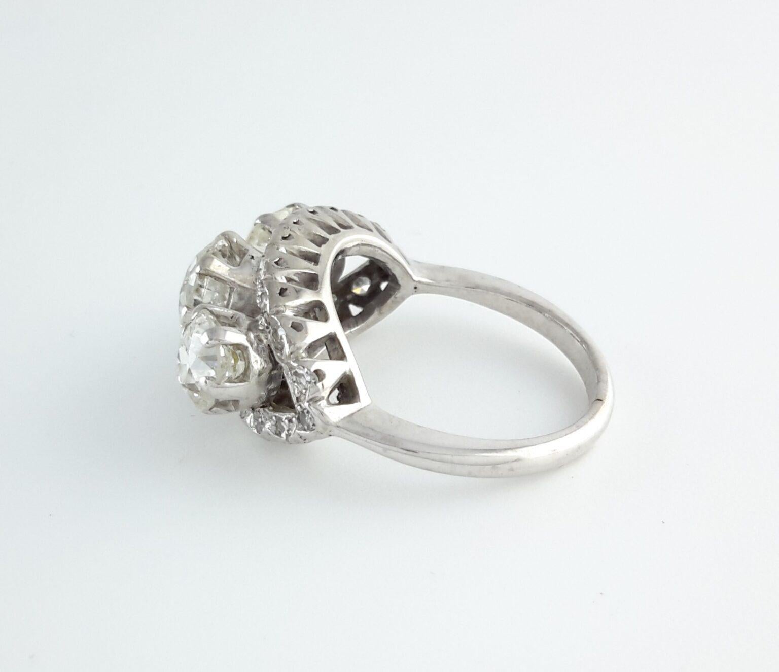 Bague ancienne à trois pierres en diamant de taille européenne Bon état - En vente à Los Angeles, CA