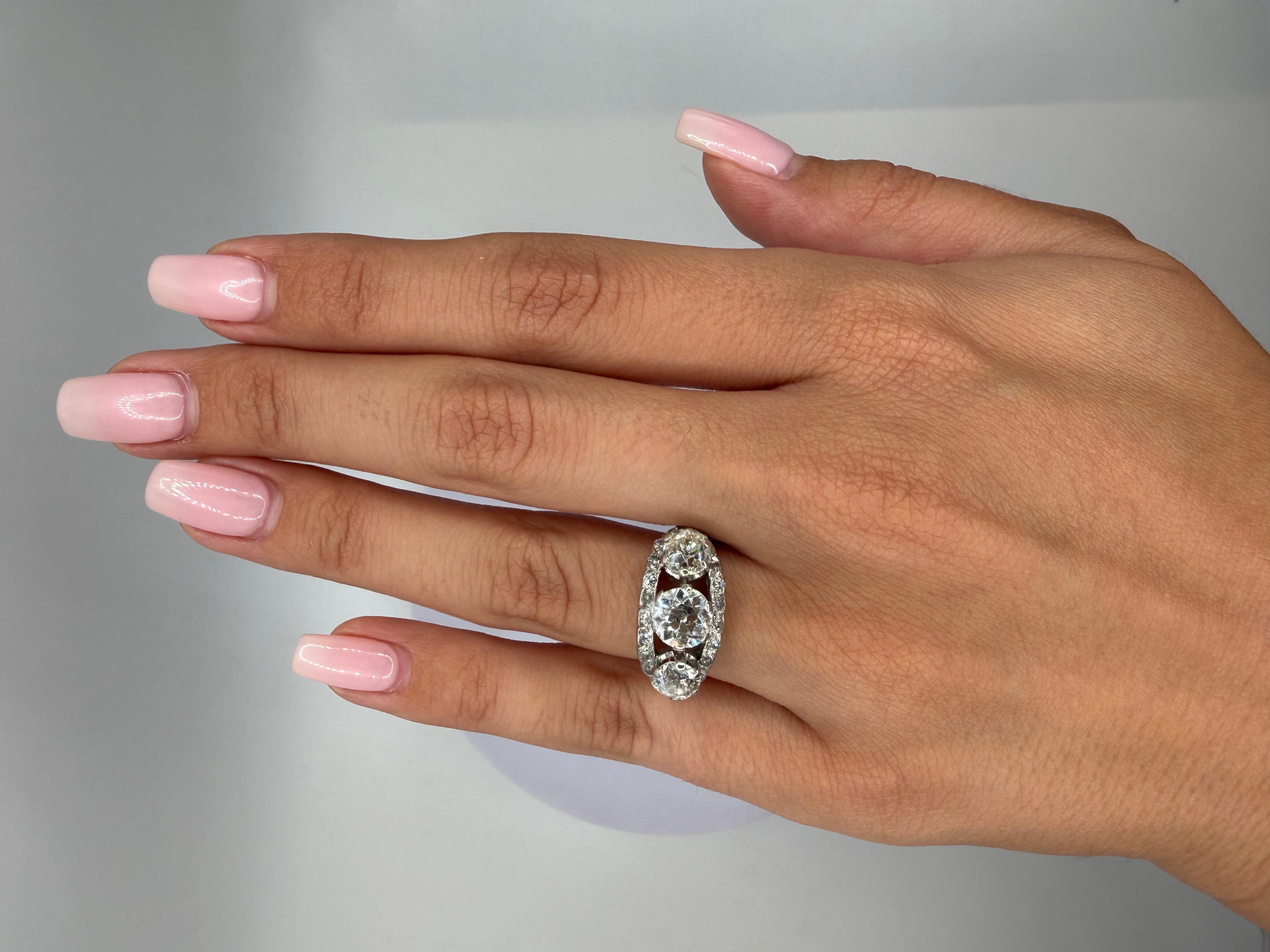 Bague ancienne à trois pierres en diamant de taille européenne en vente 1