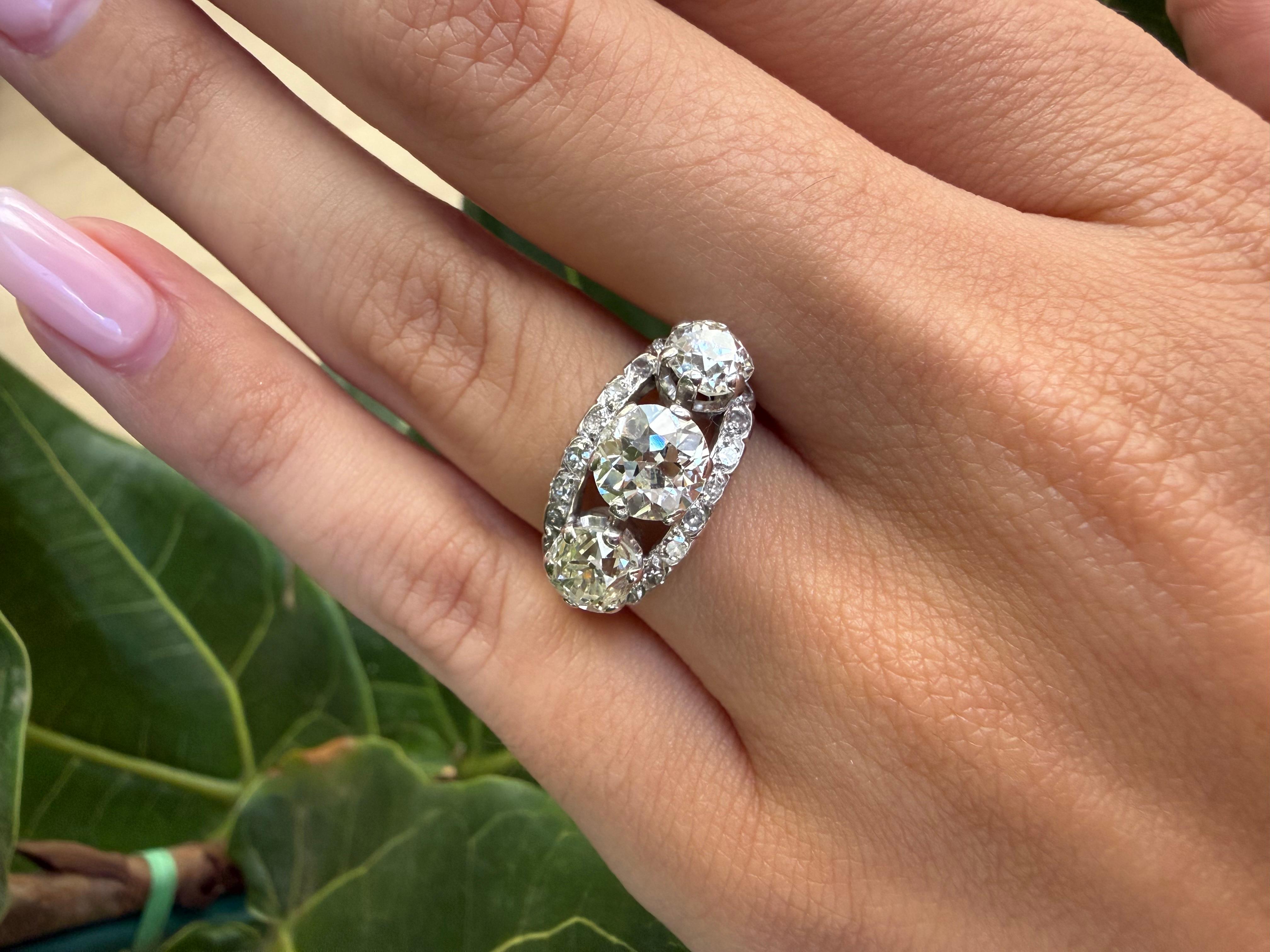 Bague ancienne à trois pierres en diamant de taille européenne en vente 2