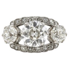 Anello antico con tre pietre di diamante taglio europeo antico
