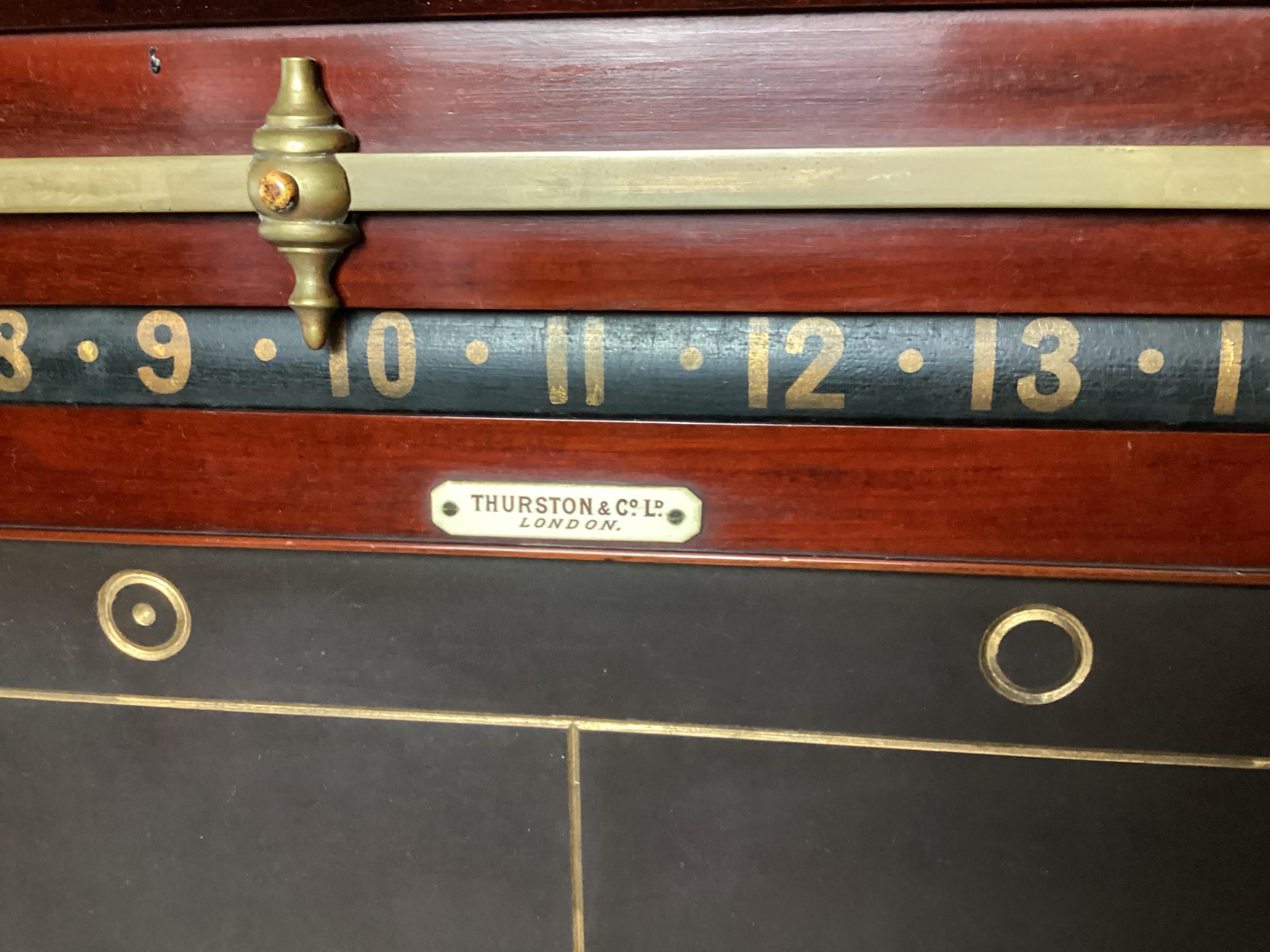 Antique scoreboard de billard de snooker de Londres Thurston & Co Ltd Bon état - En vente à Lambertville, NJ