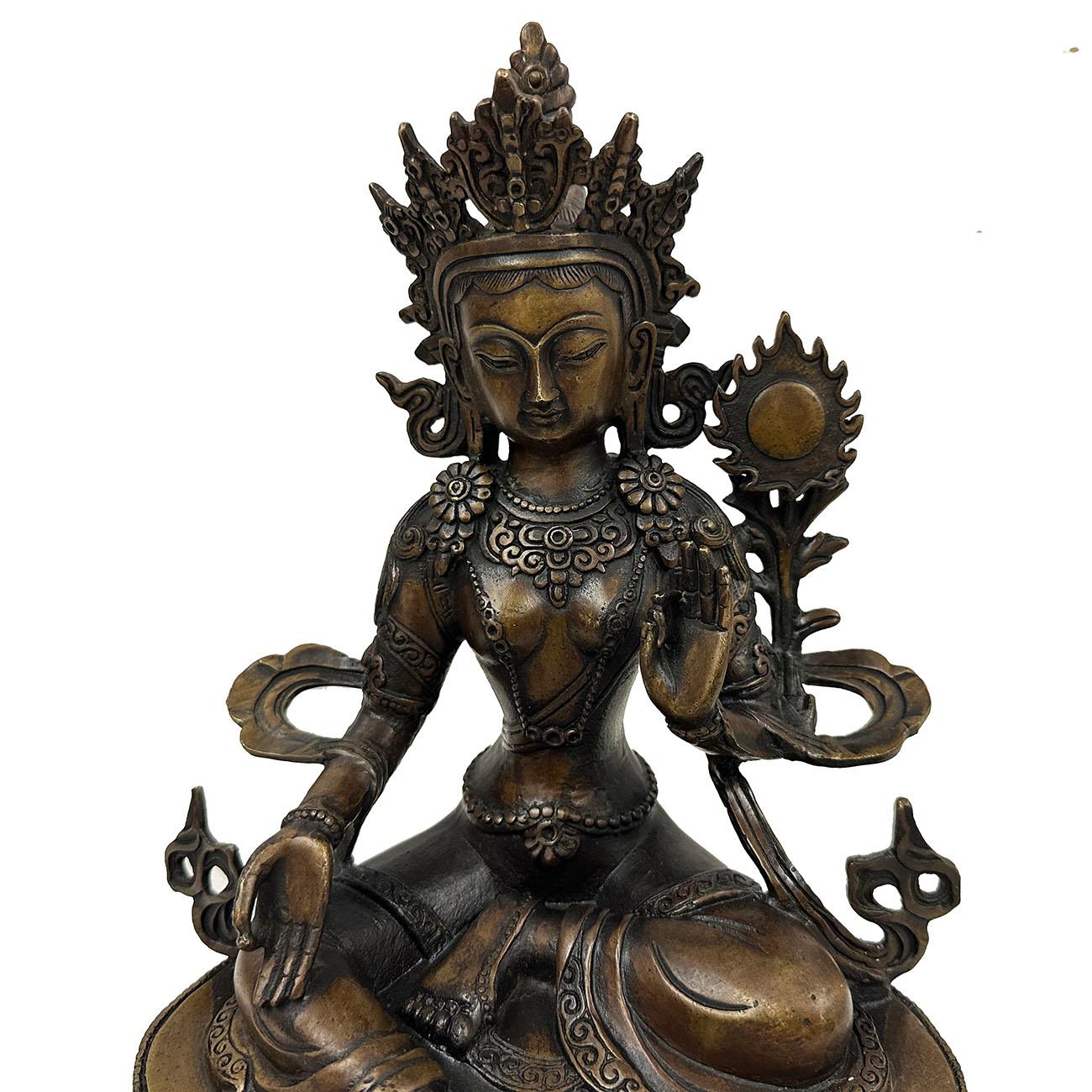 Il s'agit d'une magnifique sculpture en bronze de la Tara tibétaine. Cette Tara est décorée de fleurs, de lariats et de bracelets de cheville. Elle porte une couronne élaborée et est assise sur un trône de lotus. Les mains qui se lèvent symbolisent
