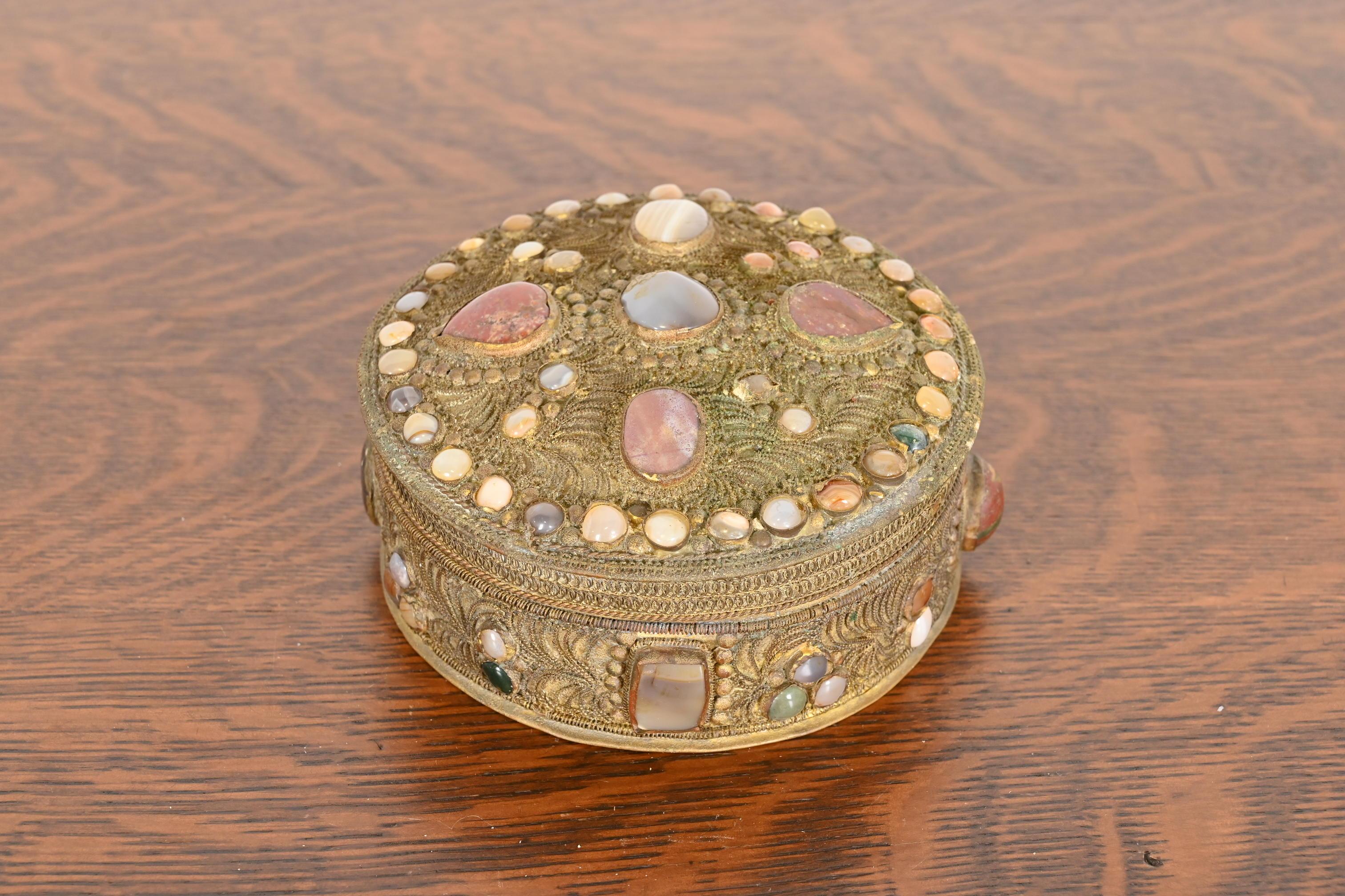 Preciosa caja tibetana antigua de filigrana de bronce e incrustaciones de ágata para baratijas o para bodas ceremoniales

China, principios del siglo XX

Medidas: 6,5