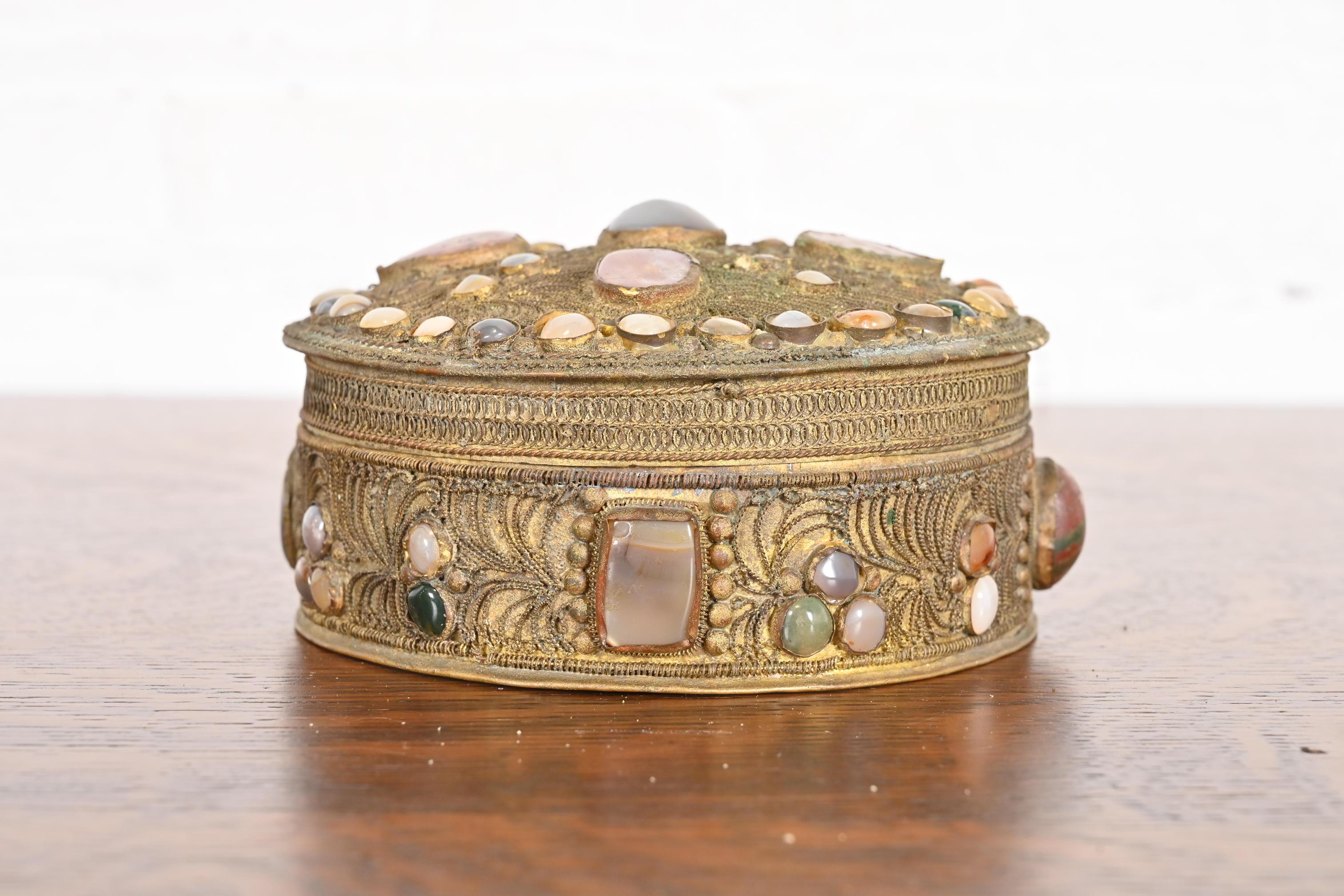 Antigua caja nupcial tibetana de bronce con filigrana y ágata Artes y manualidades en venta