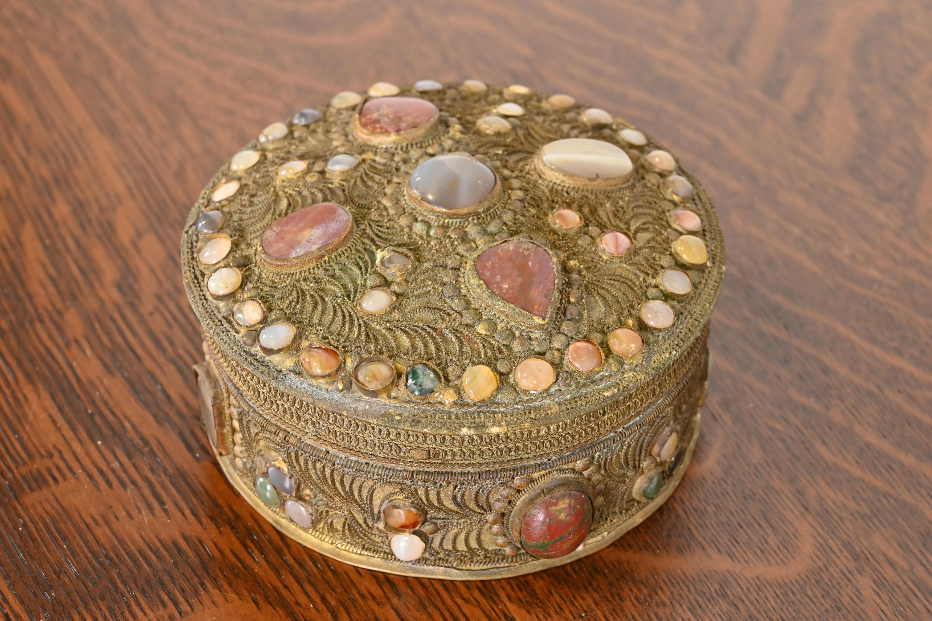 Antigua caja nupcial tibetana de bronce con filigrana y ágata Chino en venta