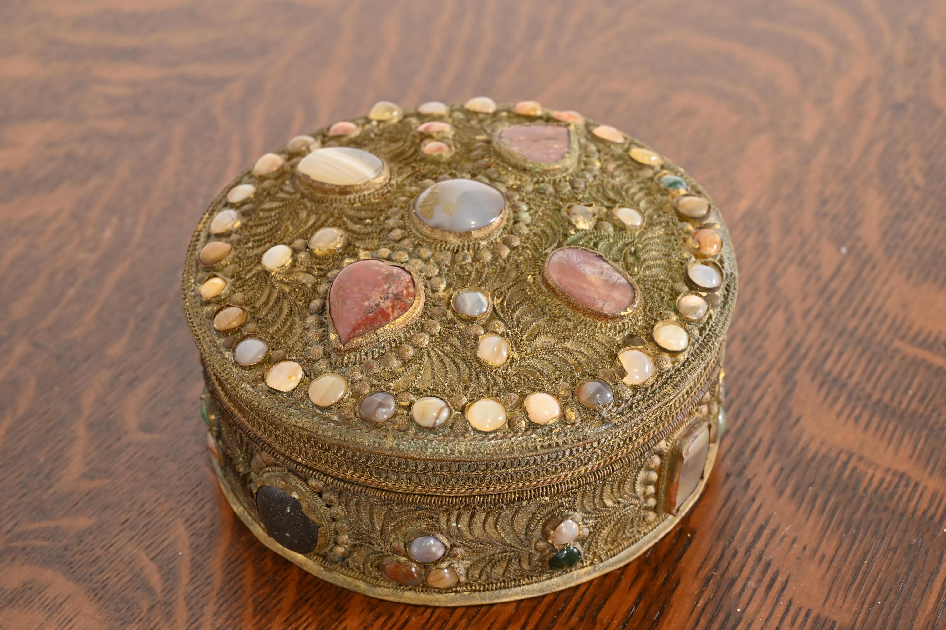 Antigua caja nupcial tibetana de bronce con filigrana y ágata en Bueno estado para la venta en South Bend, IN
