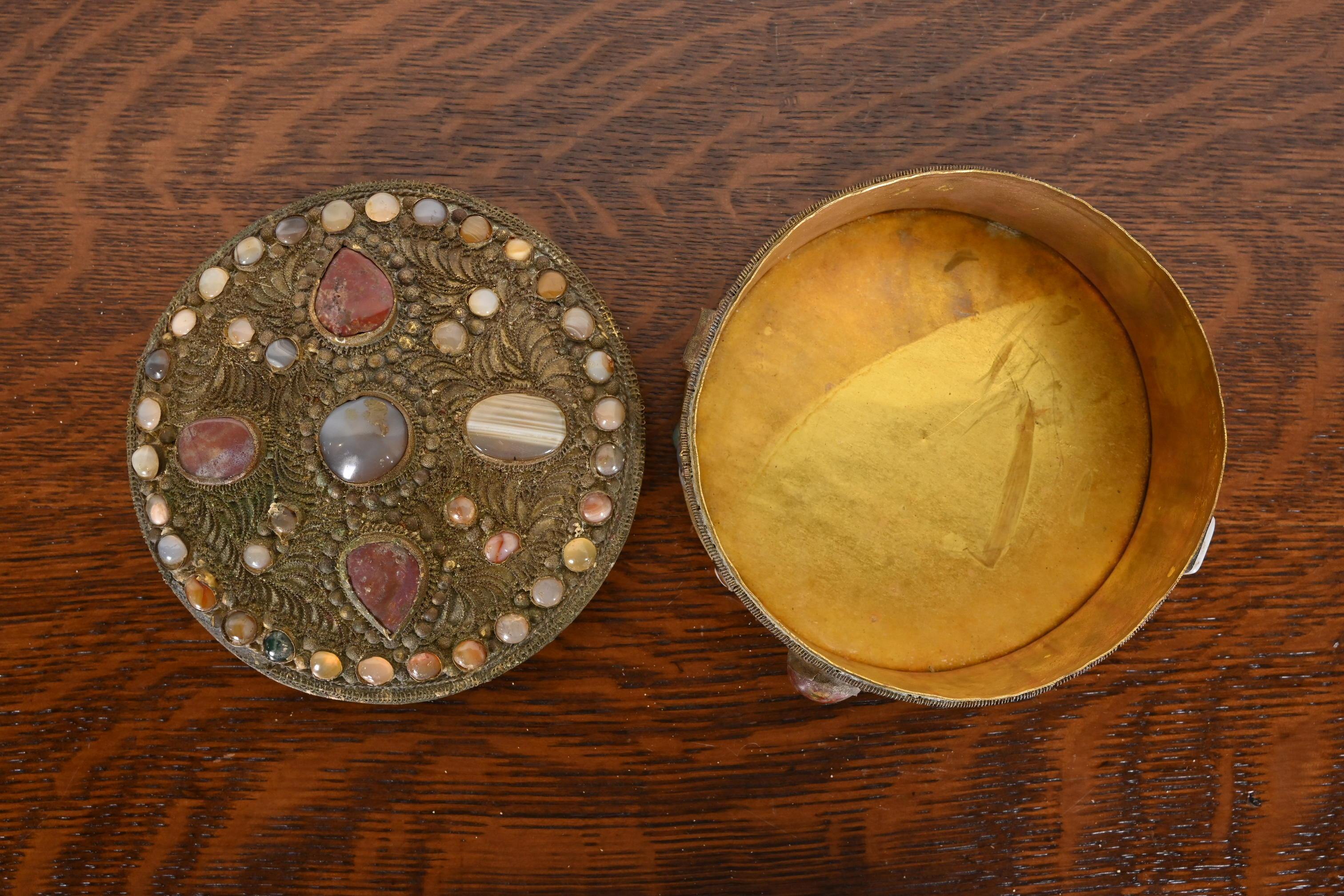 Antigua caja nupcial tibetana de bronce con filigrana y ágata en venta 1