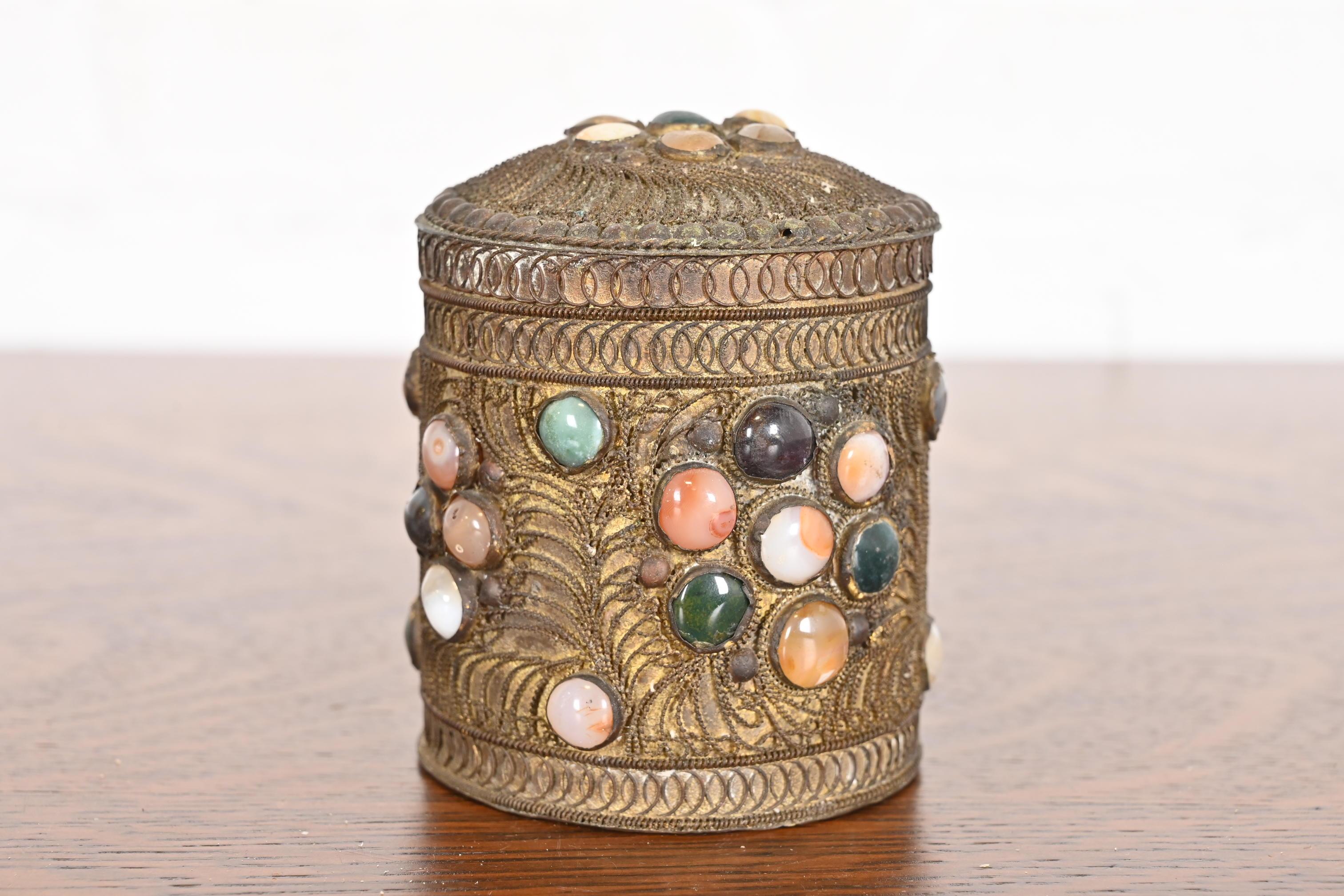 A gorgeous antique Tibetan bronze filigree and inlaid agate trinket jar

China, Early 20th Century

Measures: 3.5