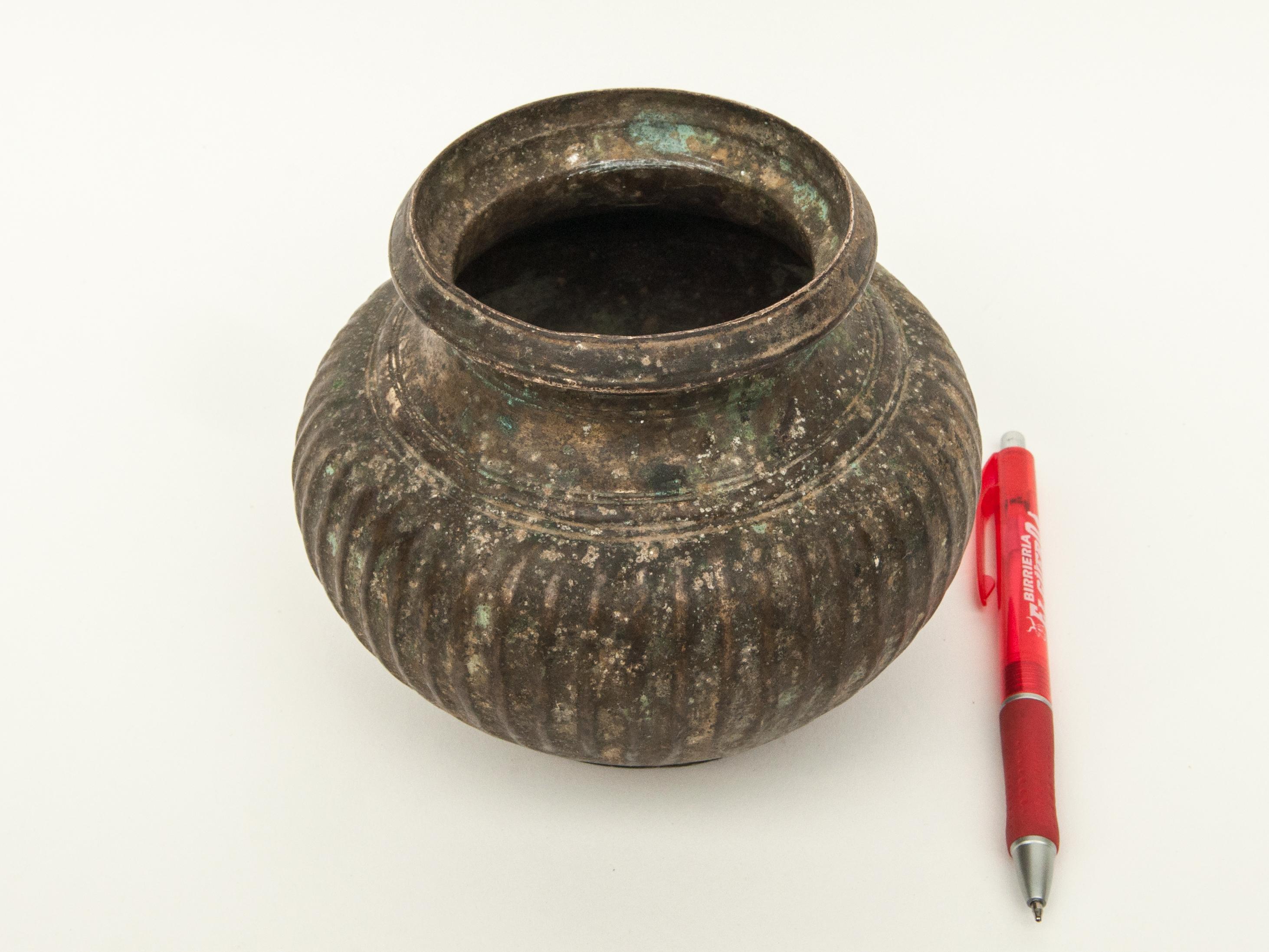 Antique Tibetan Bronze Pot, 18th Century or Earlier In Good Condition In Point Richmond, CA