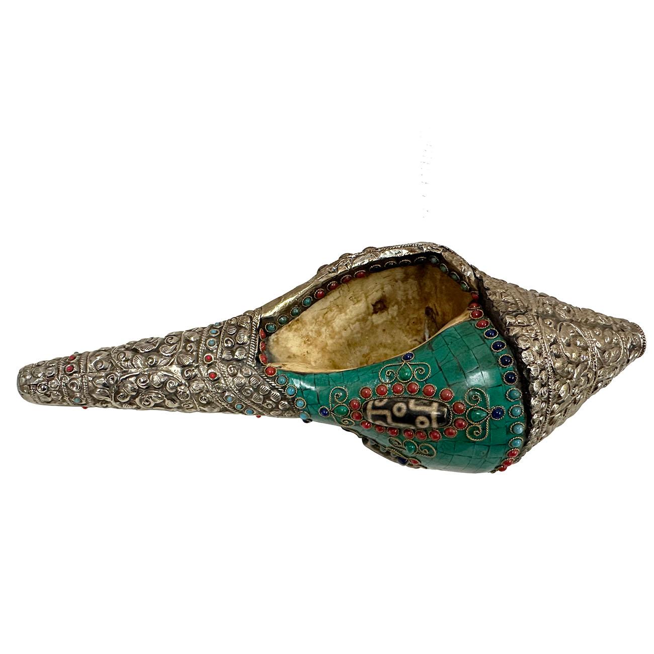 Coquille de conque bouddhiste tibétaine ancienne avec incrustation de turquoise, de corail et de DZI 2