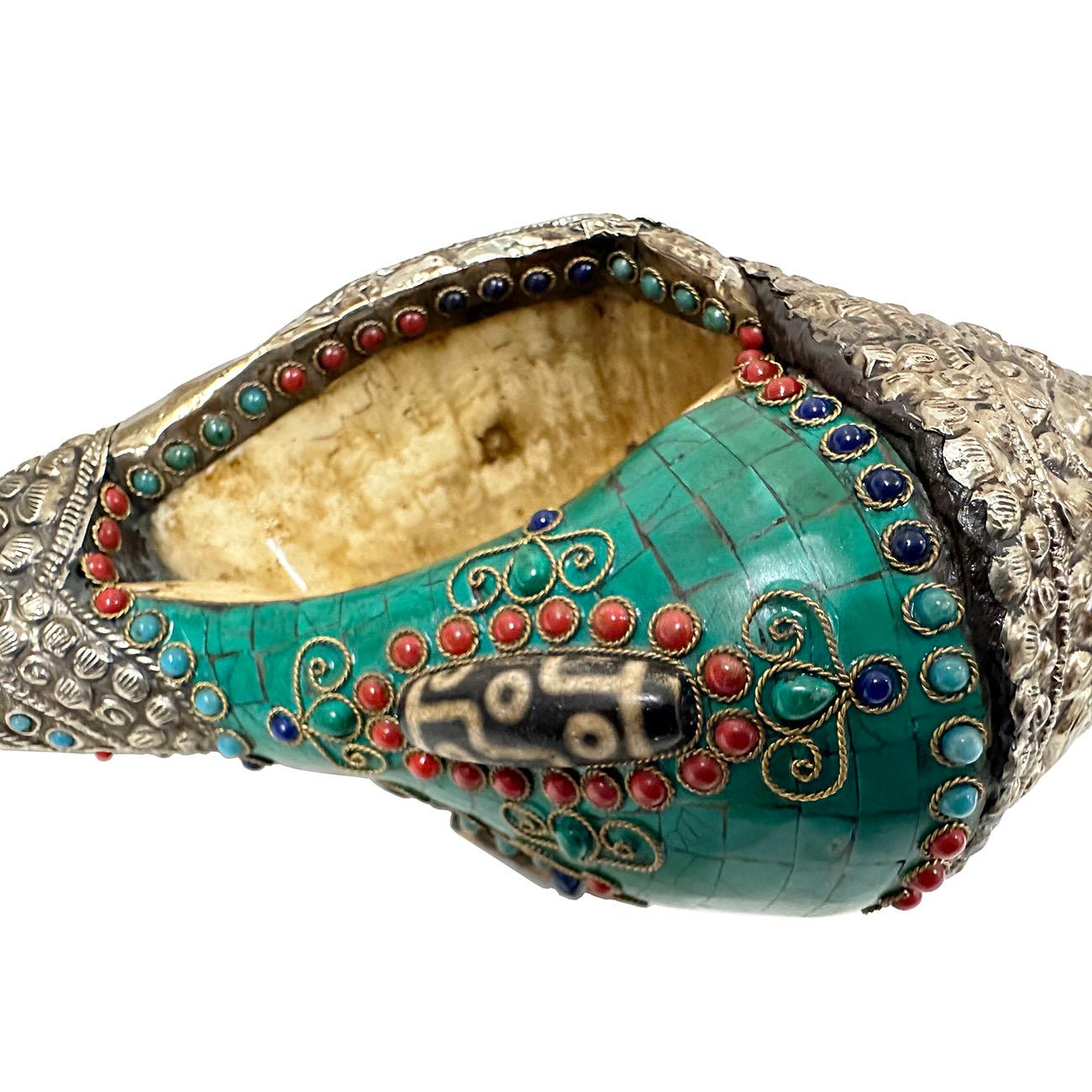 Coquille de conque bouddhiste tibétaine ancienne avec incrustation de turquoise, de corail et de DZI 3