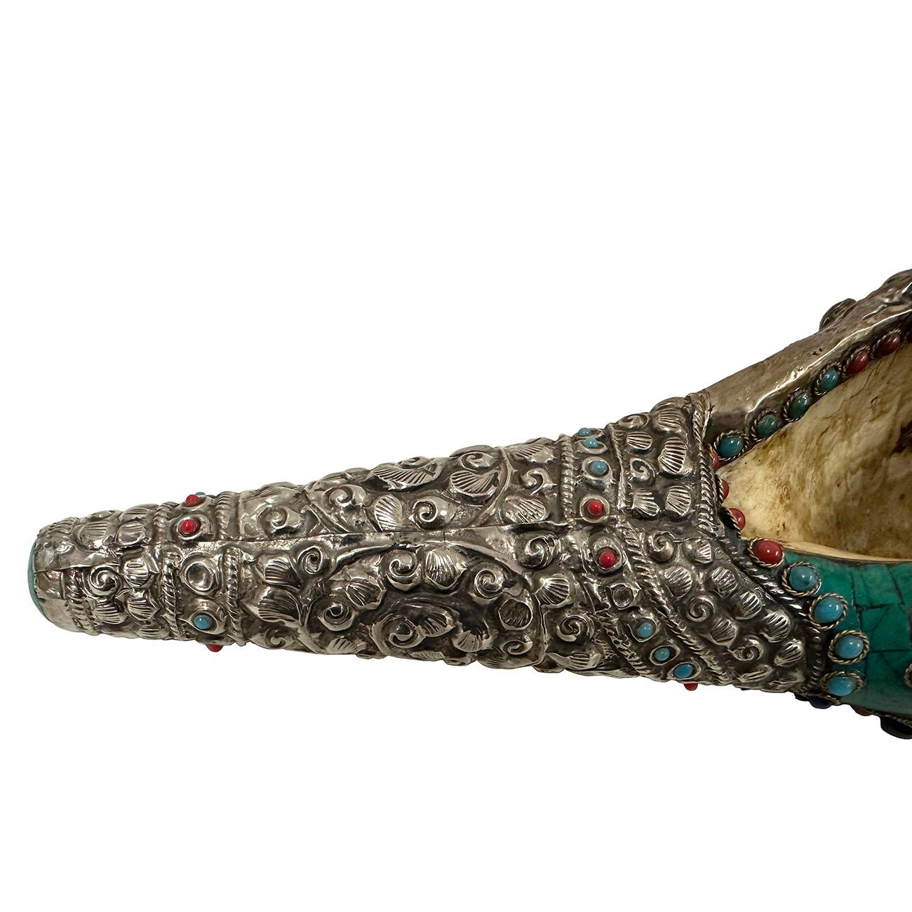 Coquille de conque bouddhiste tibétaine ancienne avec incrustation de turquoise, de corail et de DZI 4