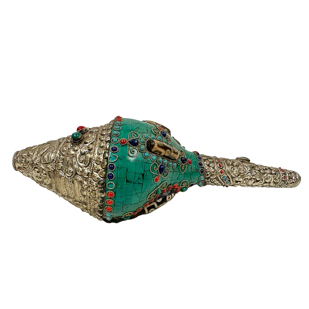 Exportation chinoise Coquille de conque bouddhiste tibétaine ancienne avec incrustation de turquoise, de corail et de DZI