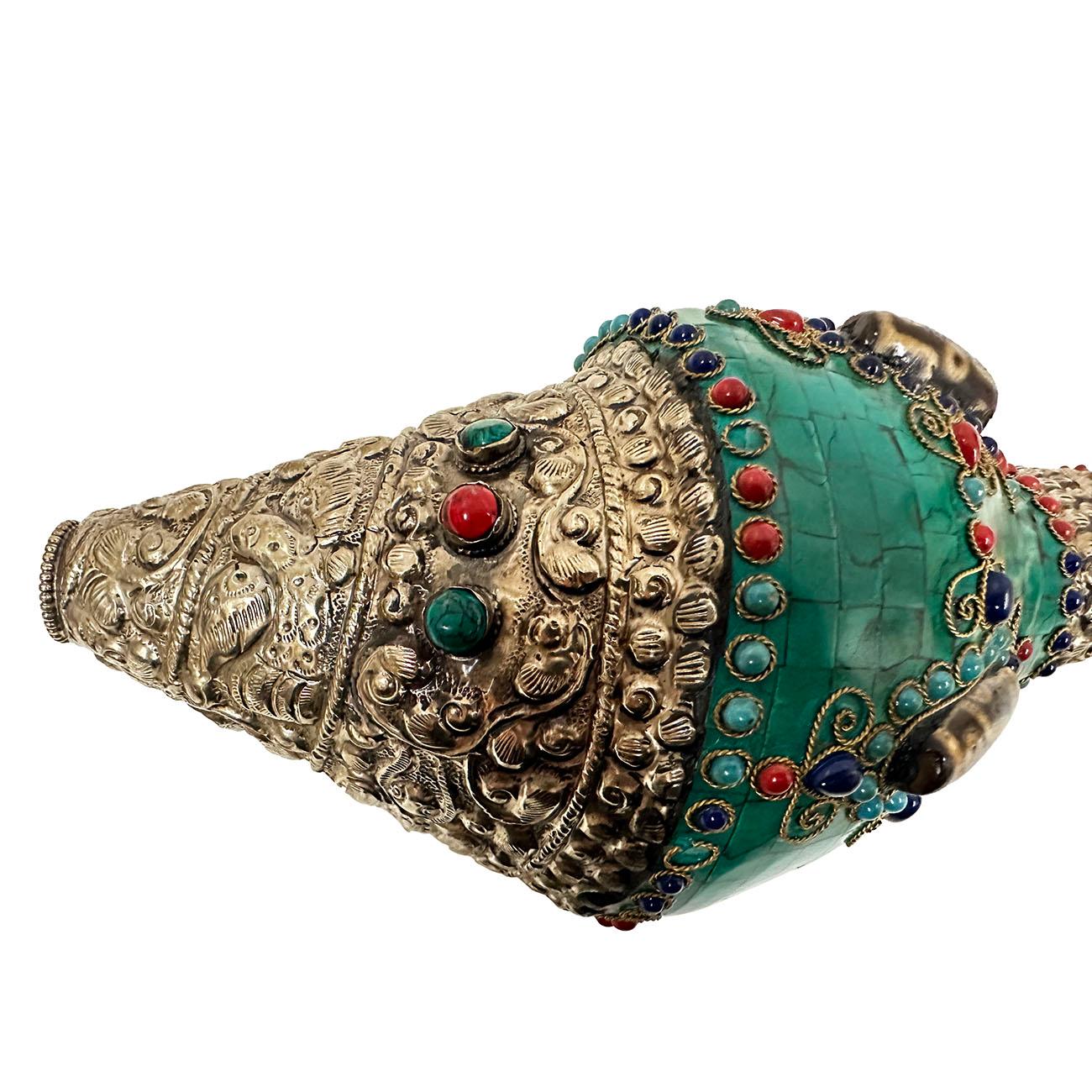Tibétain Coquille de conque bouddhiste tibétaine ancienne avec incrustation de turquoise, de corail et de DZI