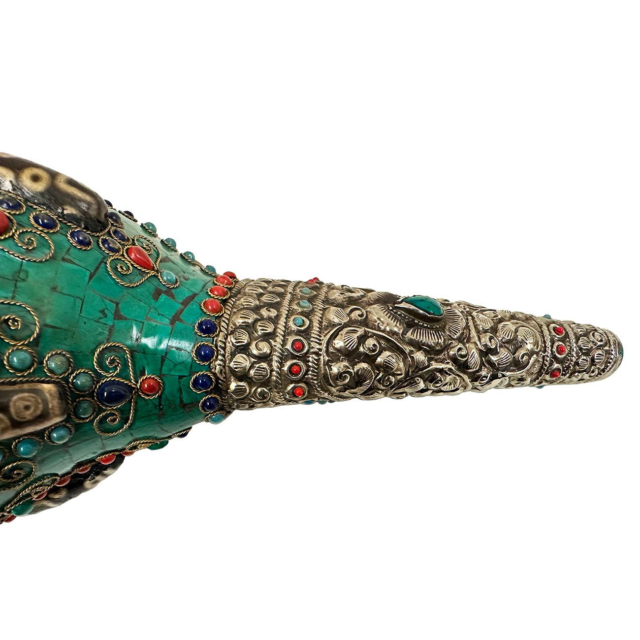 Fait main Coquille de conque bouddhiste tibétaine ancienne avec incrustation de turquoise, de corail et de DZI