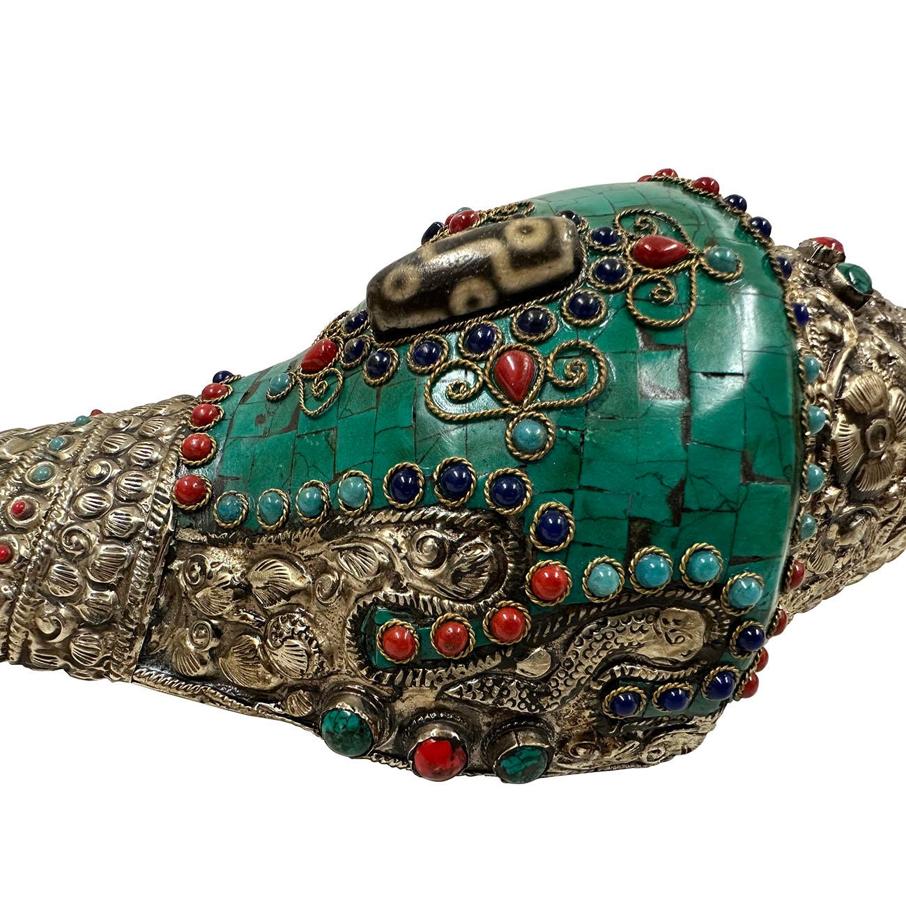 20ième siècle Coquille de conque bouddhiste tibétaine ancienne avec incrustation de turquoise, de corail et de DZI