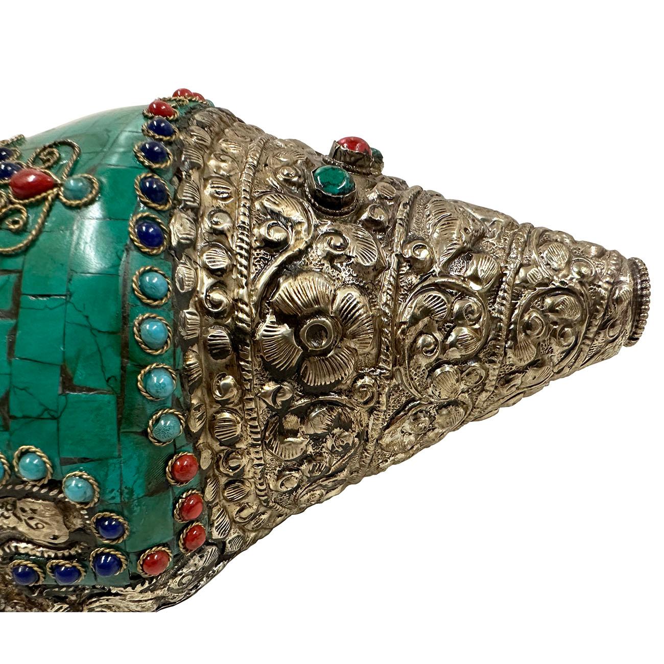Coquillage Coquille de conque bouddhiste tibétaine ancienne avec incrustation de turquoise, de corail et de DZI