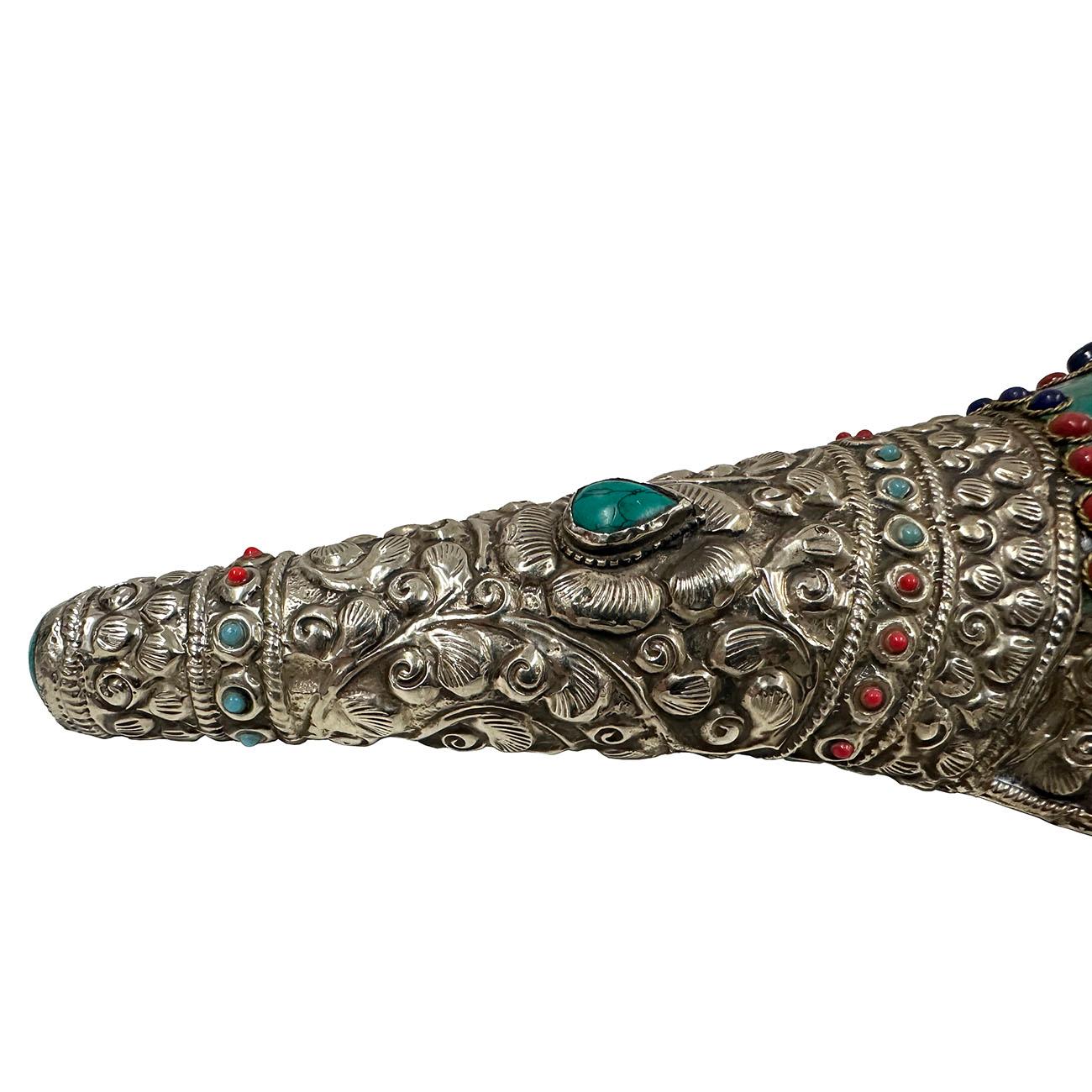 Coquille de conque bouddhiste tibétaine ancienne avec incrustation de turquoise, de corail et de DZI 1