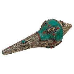 Coquille de conque bouddhiste tibétaine ancienne avec incrustation de turquoise, de corail et de DZI