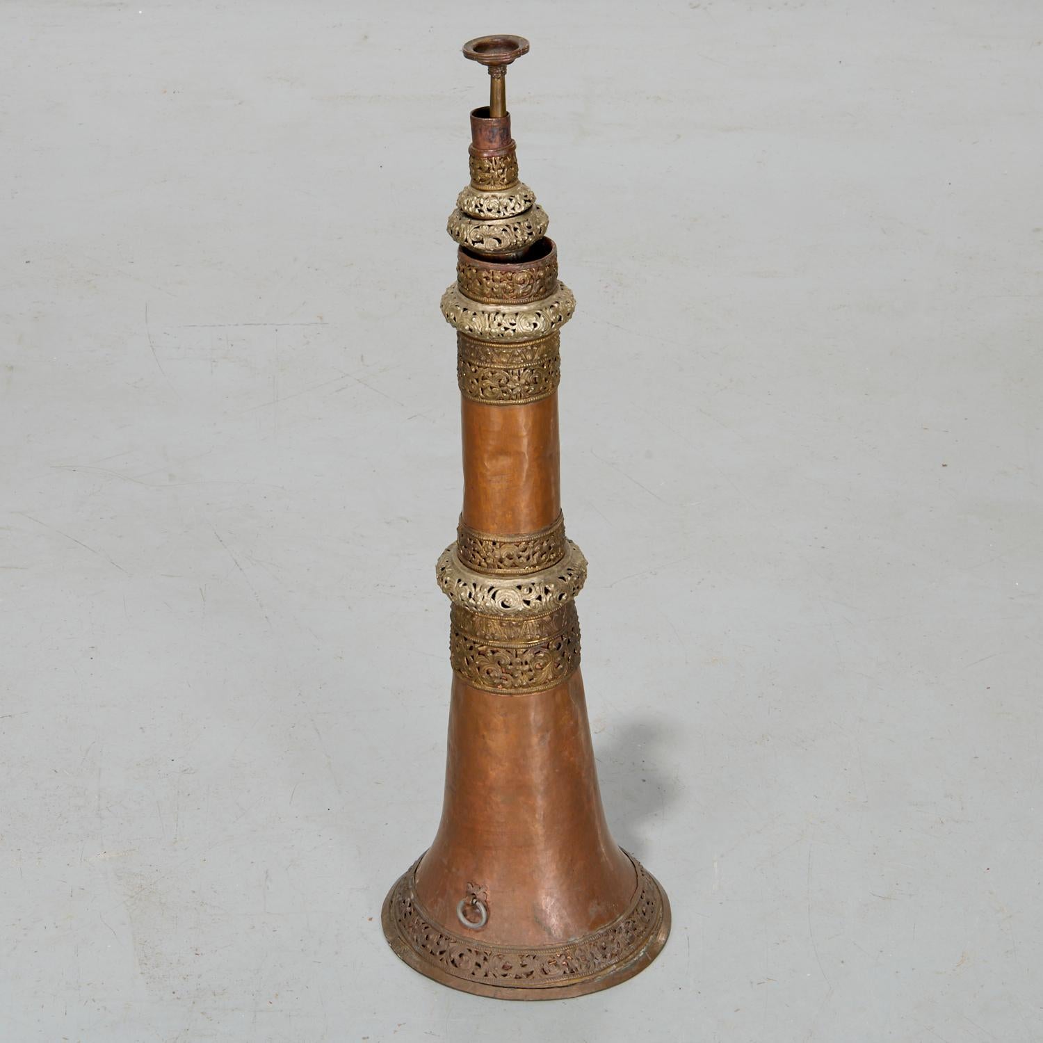 Fait main Ancien DungChen tibétain de la monastère bouddhiste en cuivre - succession Barbara J. Walters en vente