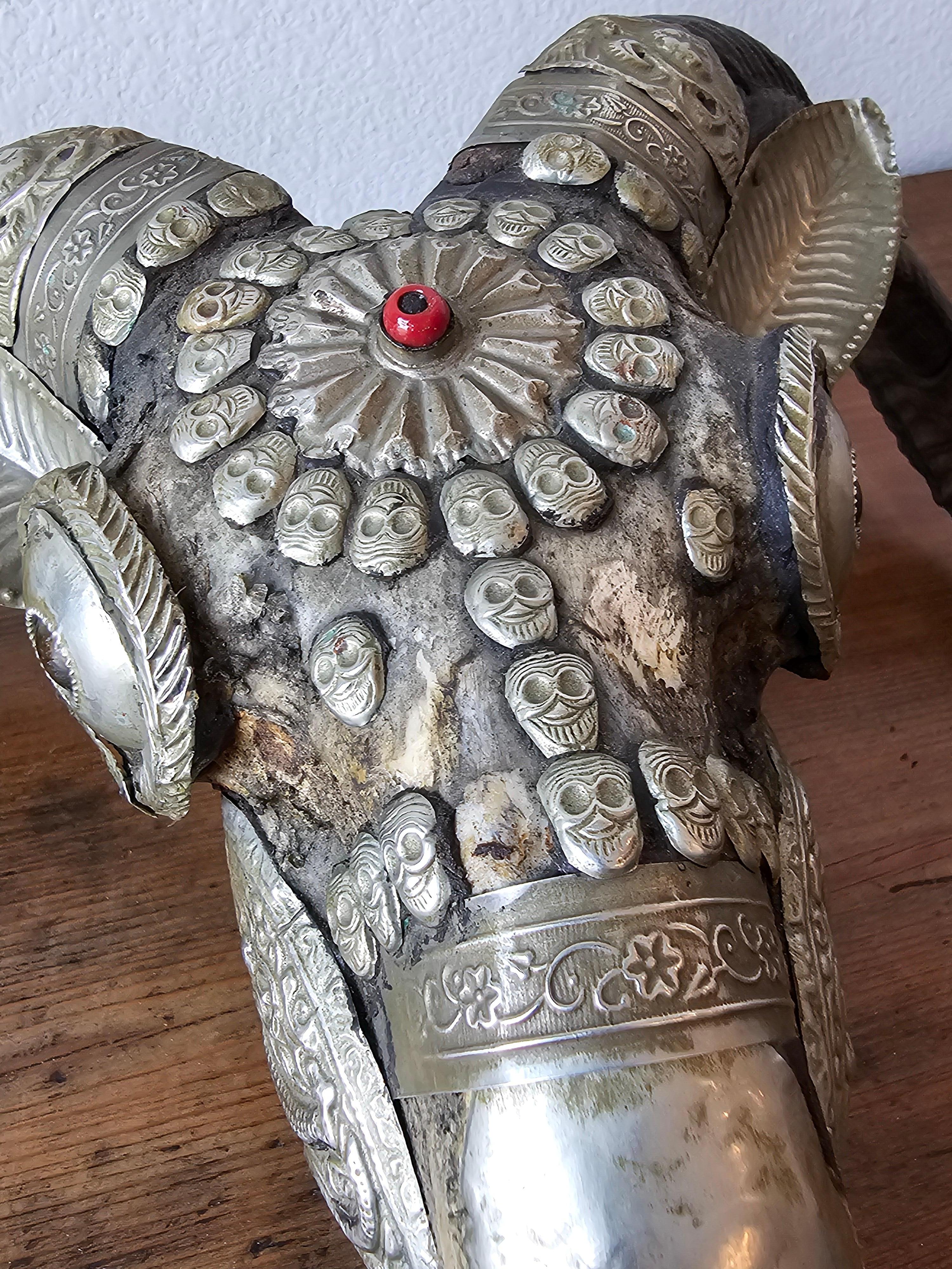 Antikes tibetisches buddhistisches Ritual Silber montierter Hornierter Schafs Totenkopf Kapala im Angebot 9